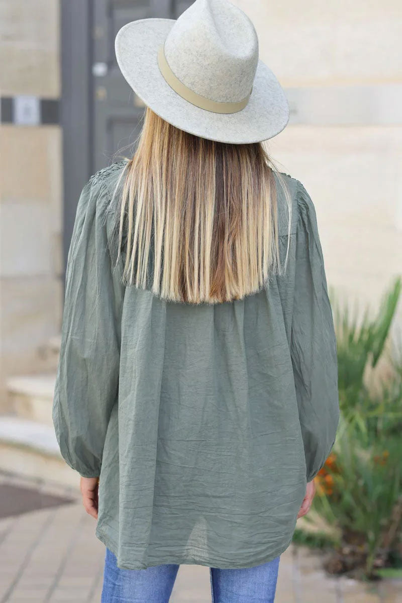 Camisa caqui claro con cuello fruncido y relieve efecto arrugado