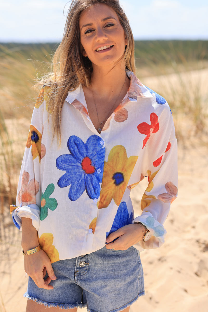 Camisa blanca clara con grandes flores estampadas de colores.