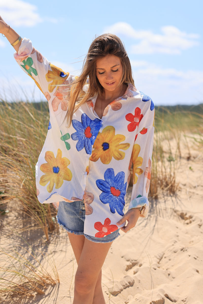 Camisa blanca clara con grandes flores estampadas de colores.
