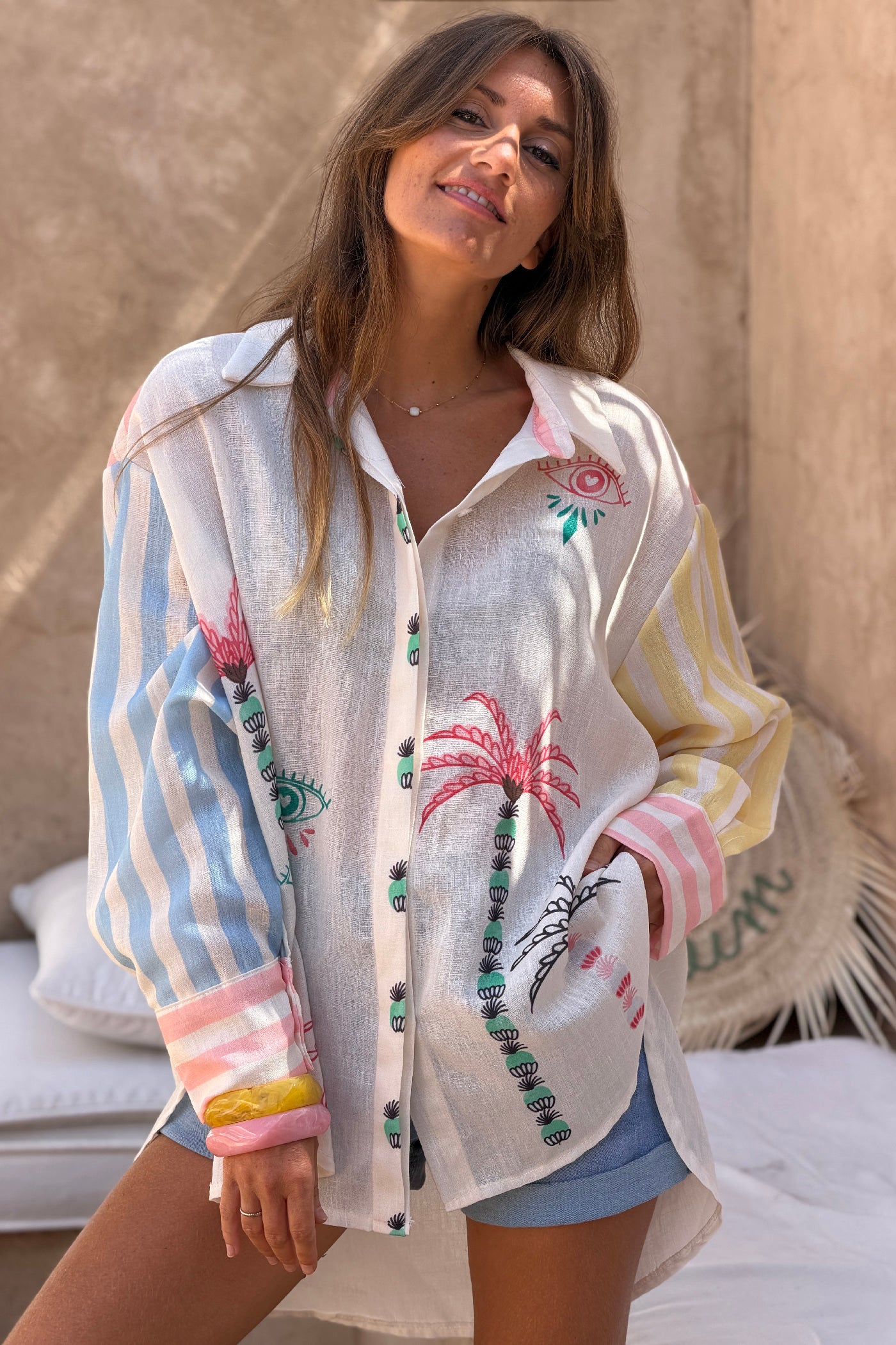 Chemise loose ecrue motifs palmiers oeil manches rayures colorées