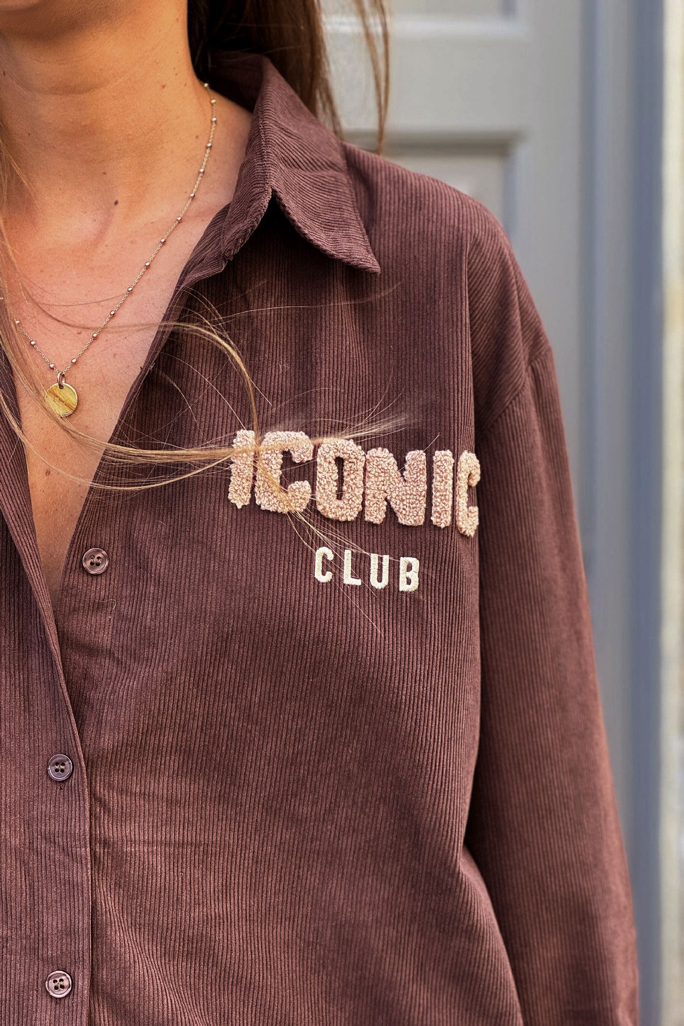 Chemise loose en velours côtelé marron broderie Iconic taupe