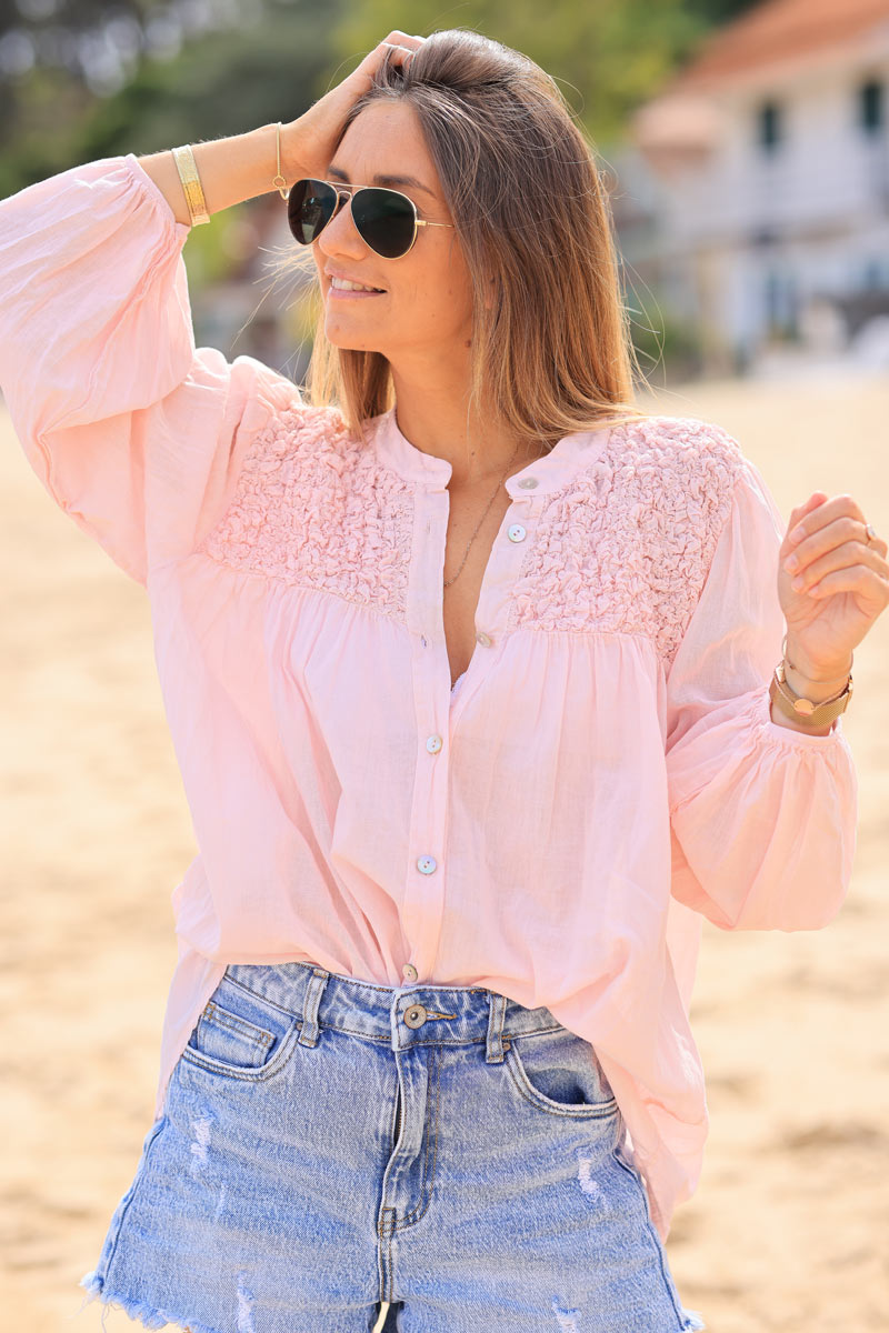 Camisa rosa claro con cuello fruncido y relieve efecto arrugado