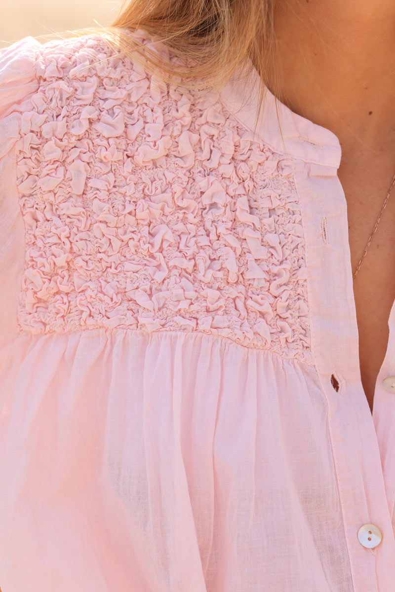 Camisa rosa claro con cuello fruncido y relieve efecto arrugado