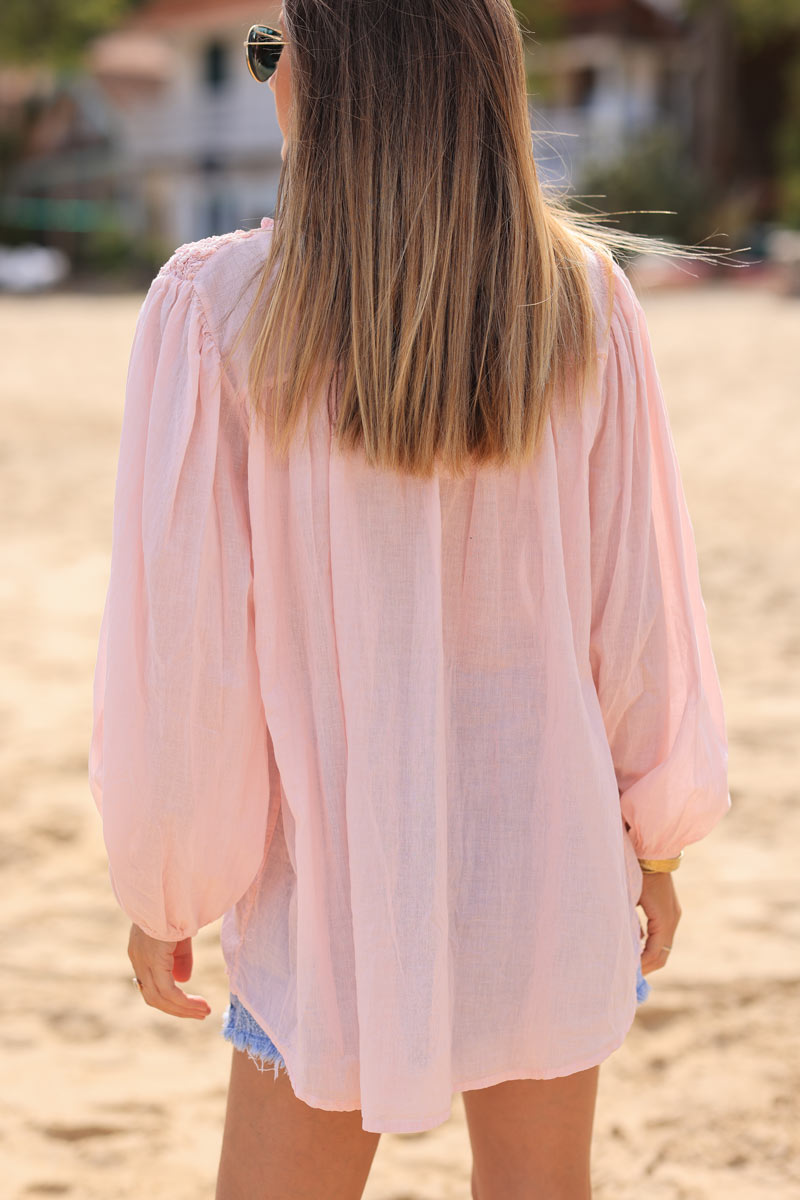 Camisa rosa claro con cuello fruncido y relieve efecto arrugado