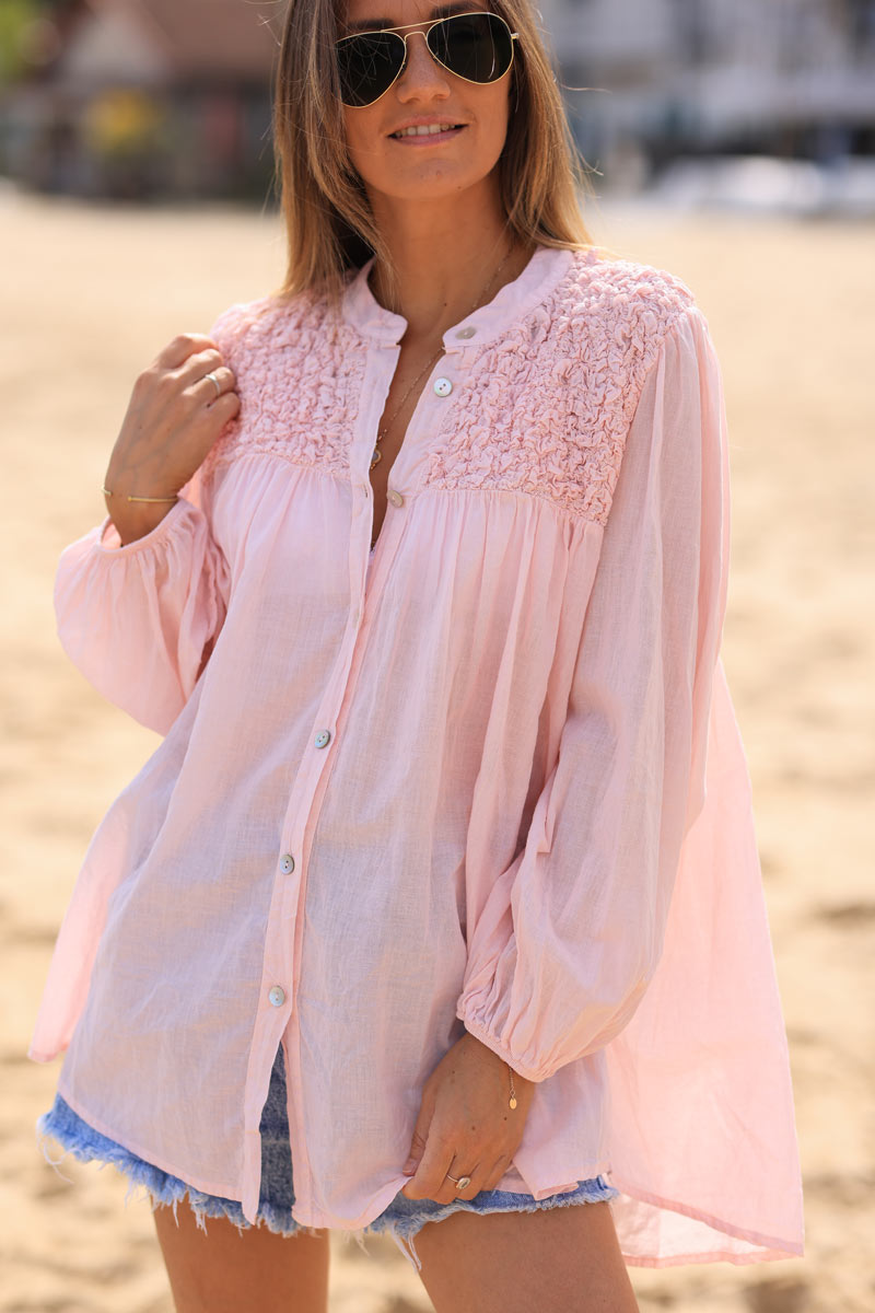 Camisa rosa claro con cuello fruncido y relieve efecto arrugado