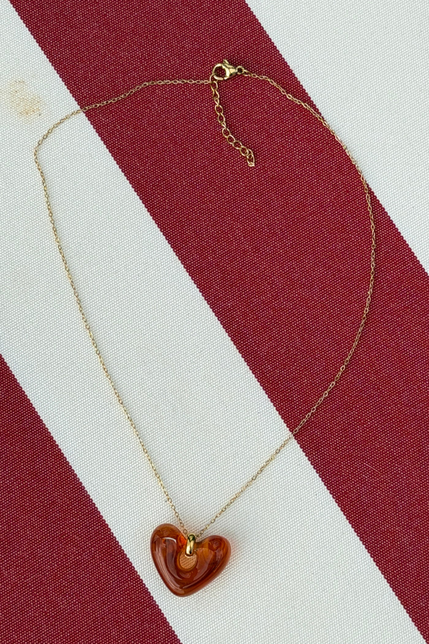 Collier chaine dorée pendentif coeur acetate marron écaille