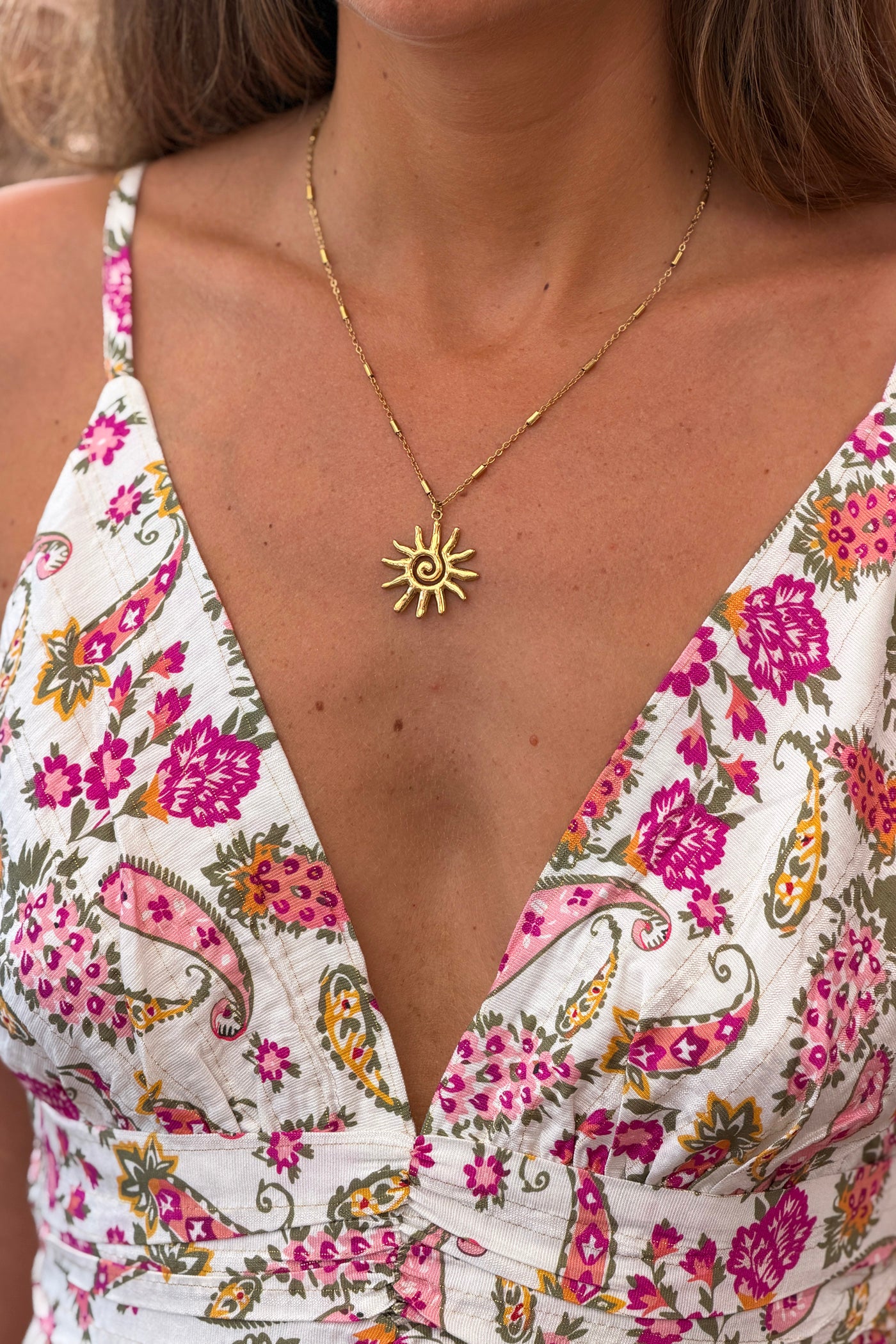 Collier chaîne dorée pendentif soleil