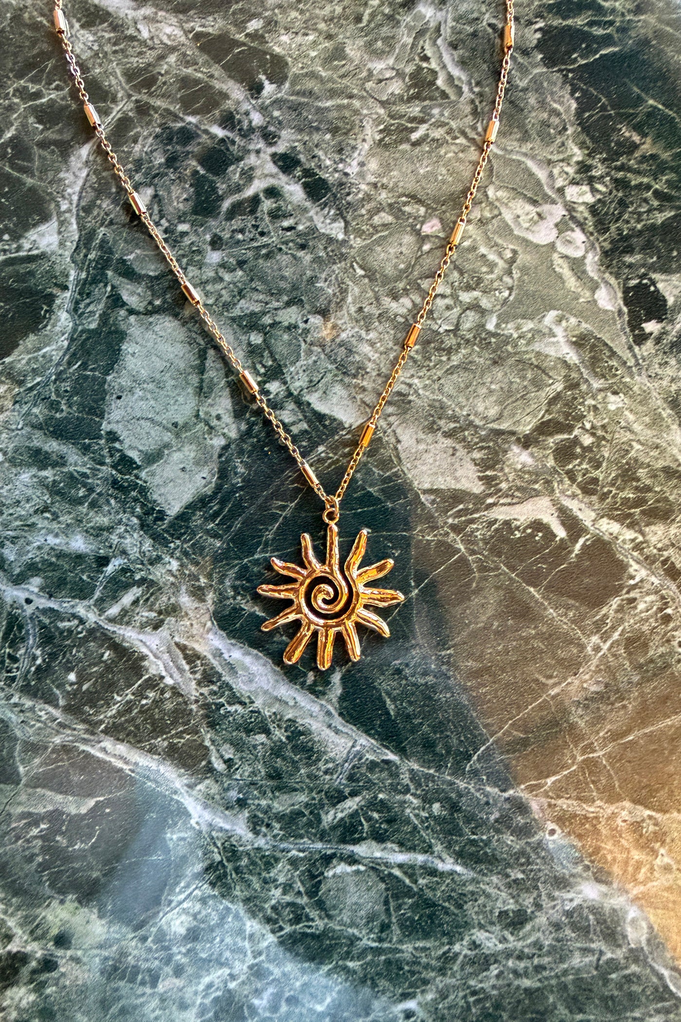 Collier chaîne dorée pendentif soleil