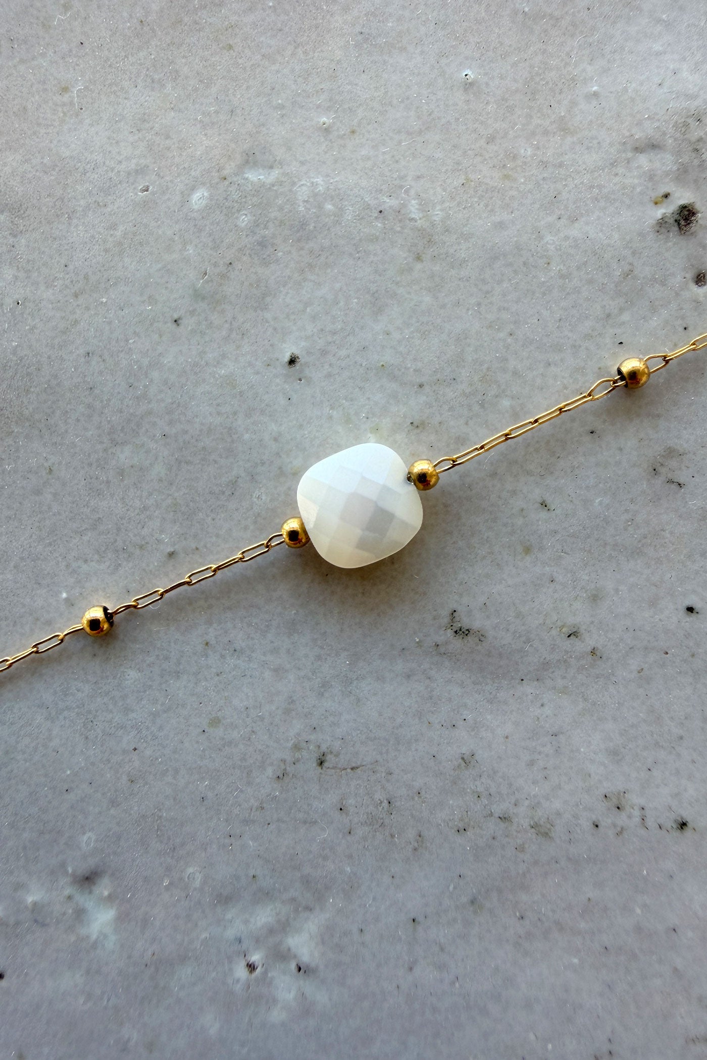 Collier chaine fine avec petite pierre blanche marbrée