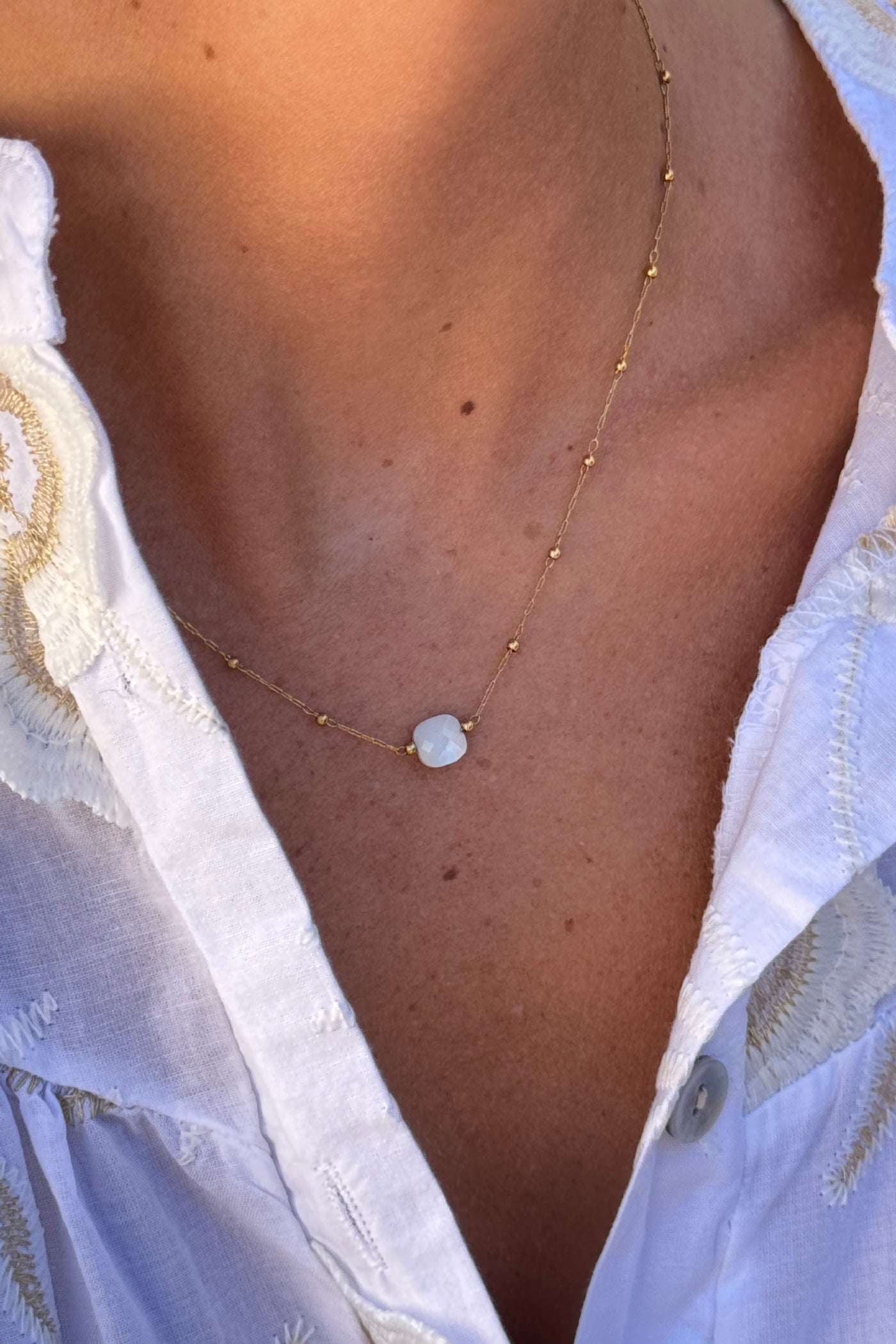 Collier chaine fine avec petite pierre blanche marbrée
