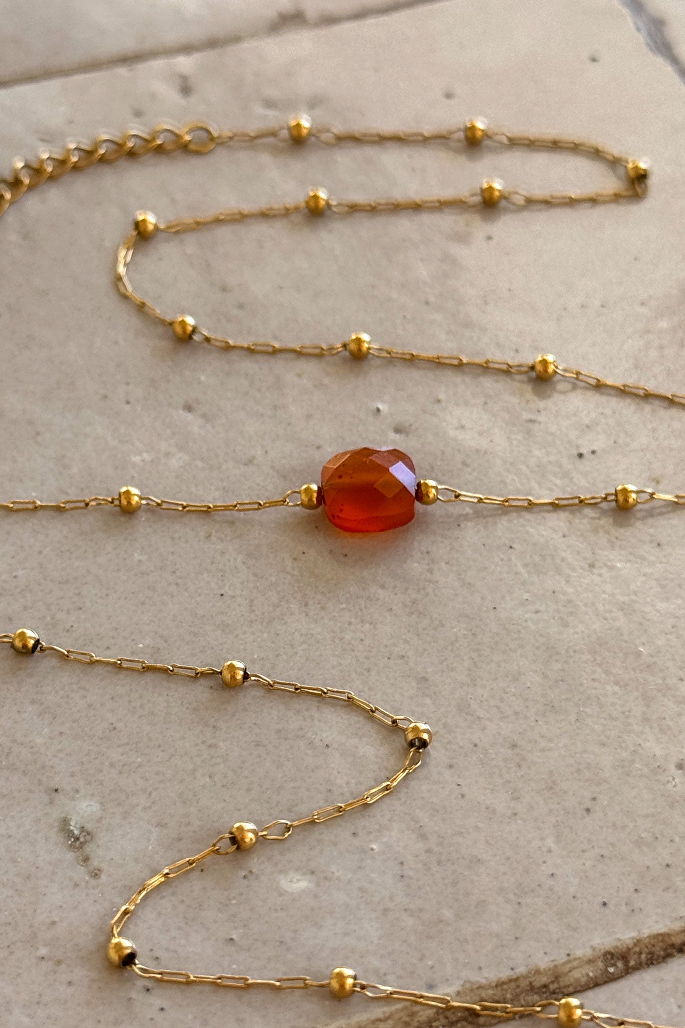 Collier chaine fine avec petite pierre terracotta marbrée