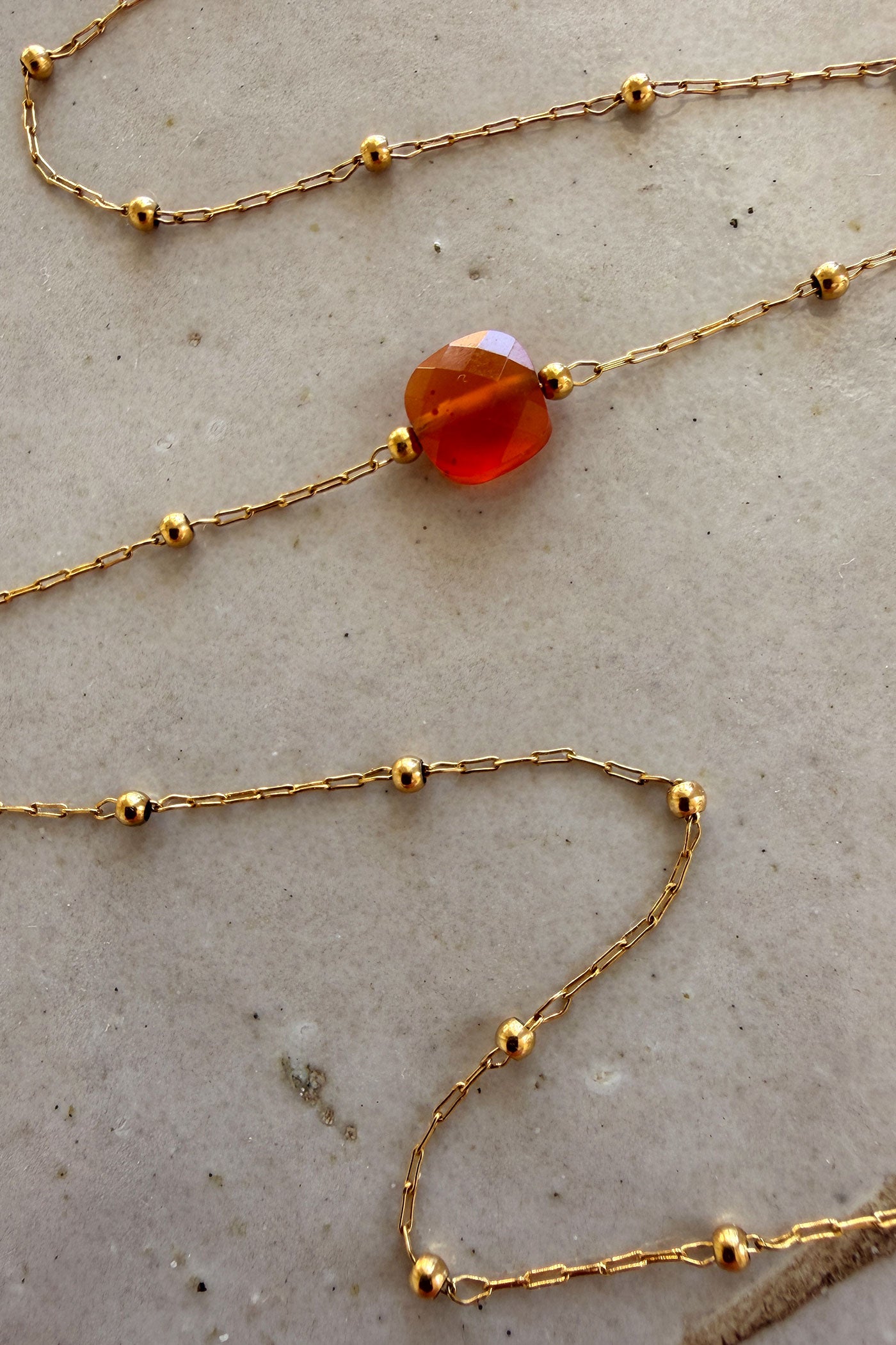 Collier chaine fine avec petite pierre terracotta marbrée