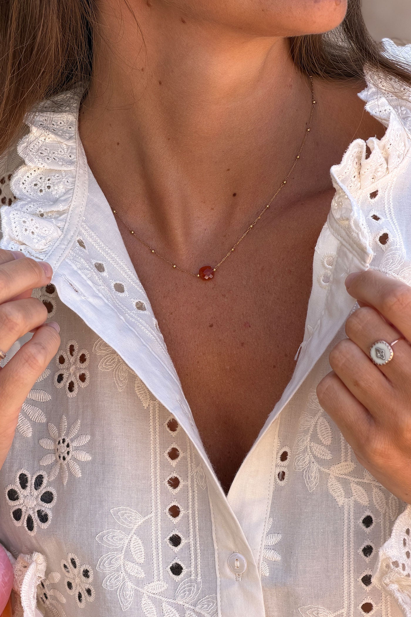 Collier chaine fine avec petite pierre terracotta marbrée