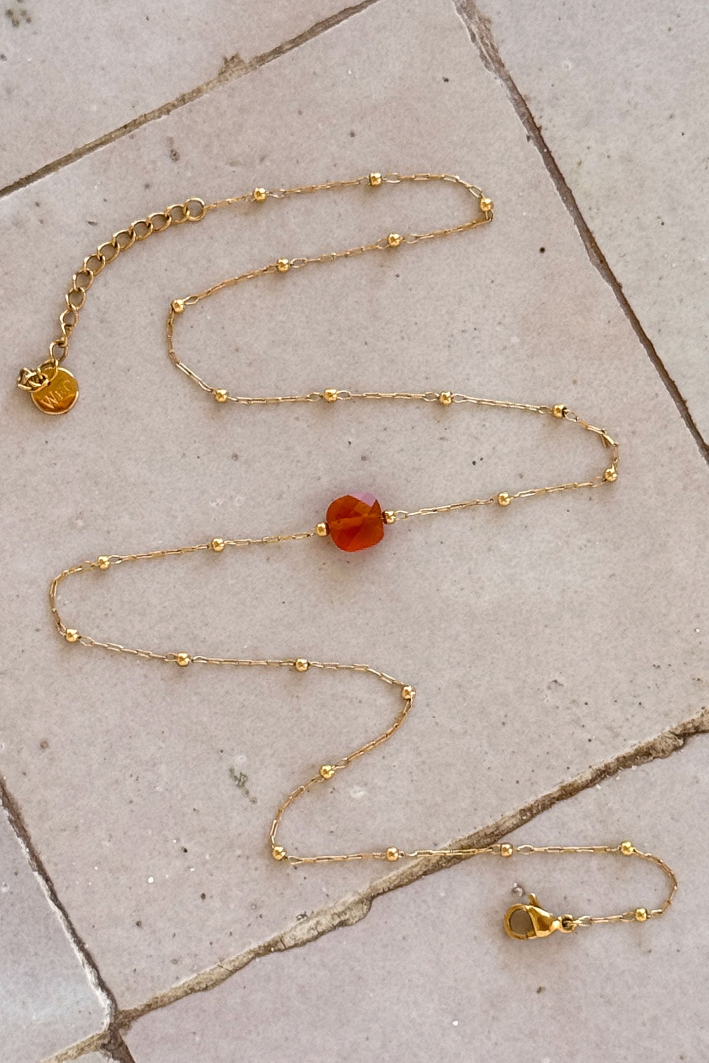 Collier chaine fine avec petite pierre terracotta marbrée