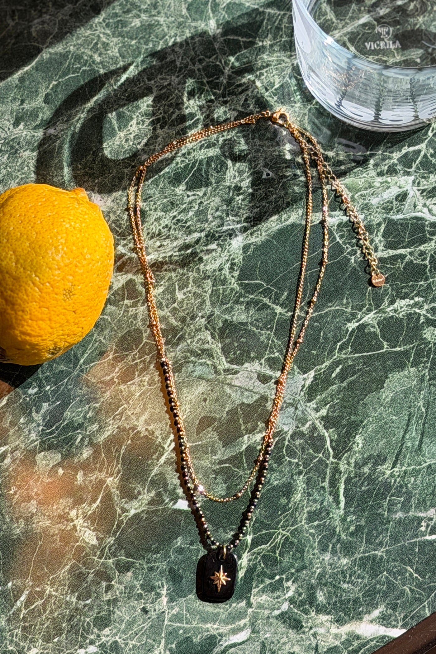 Collier doré double rang perles et pendentif noir petite étoile