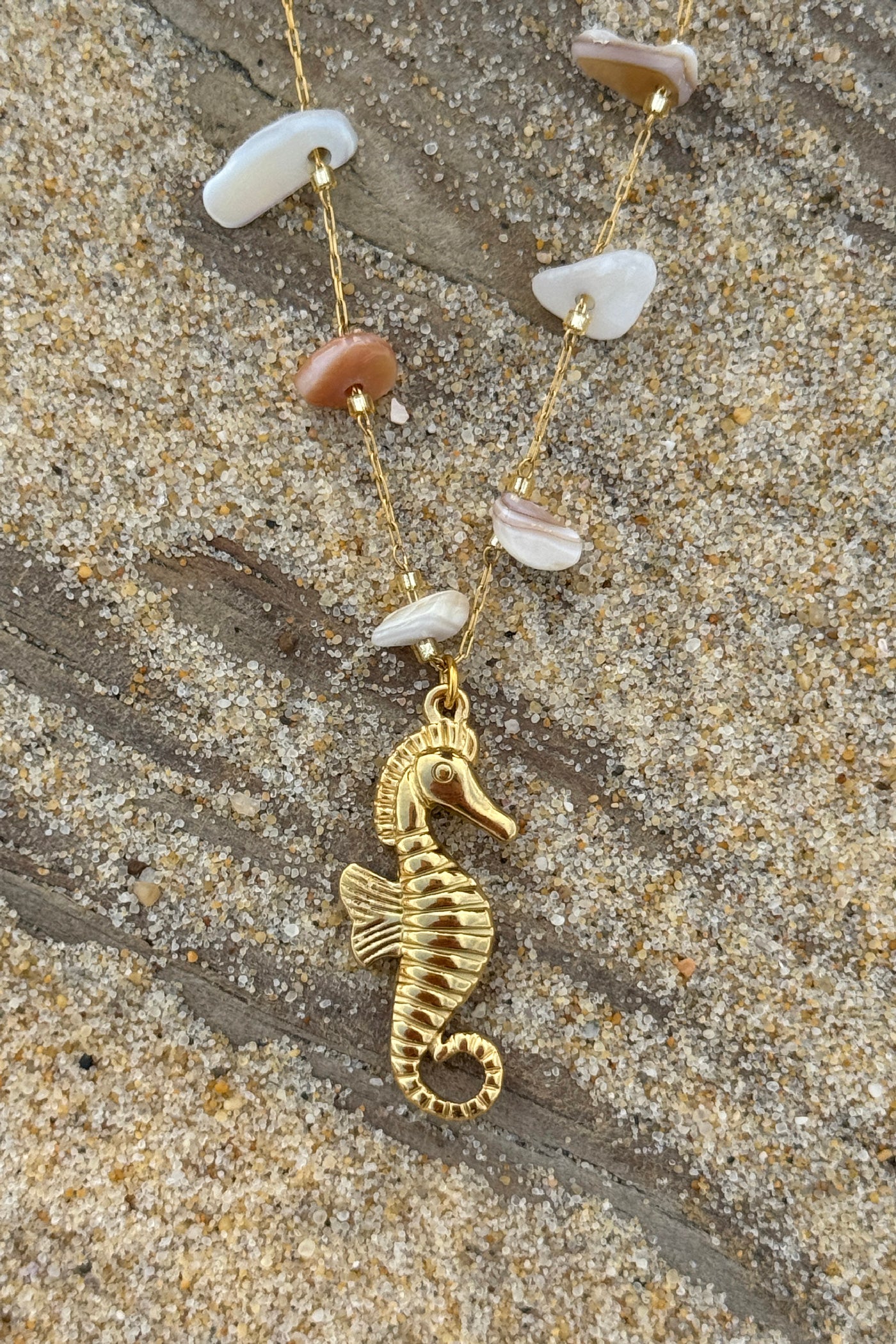 Collier petite chaine dorée et pierre résine beige pendentif hippocampe