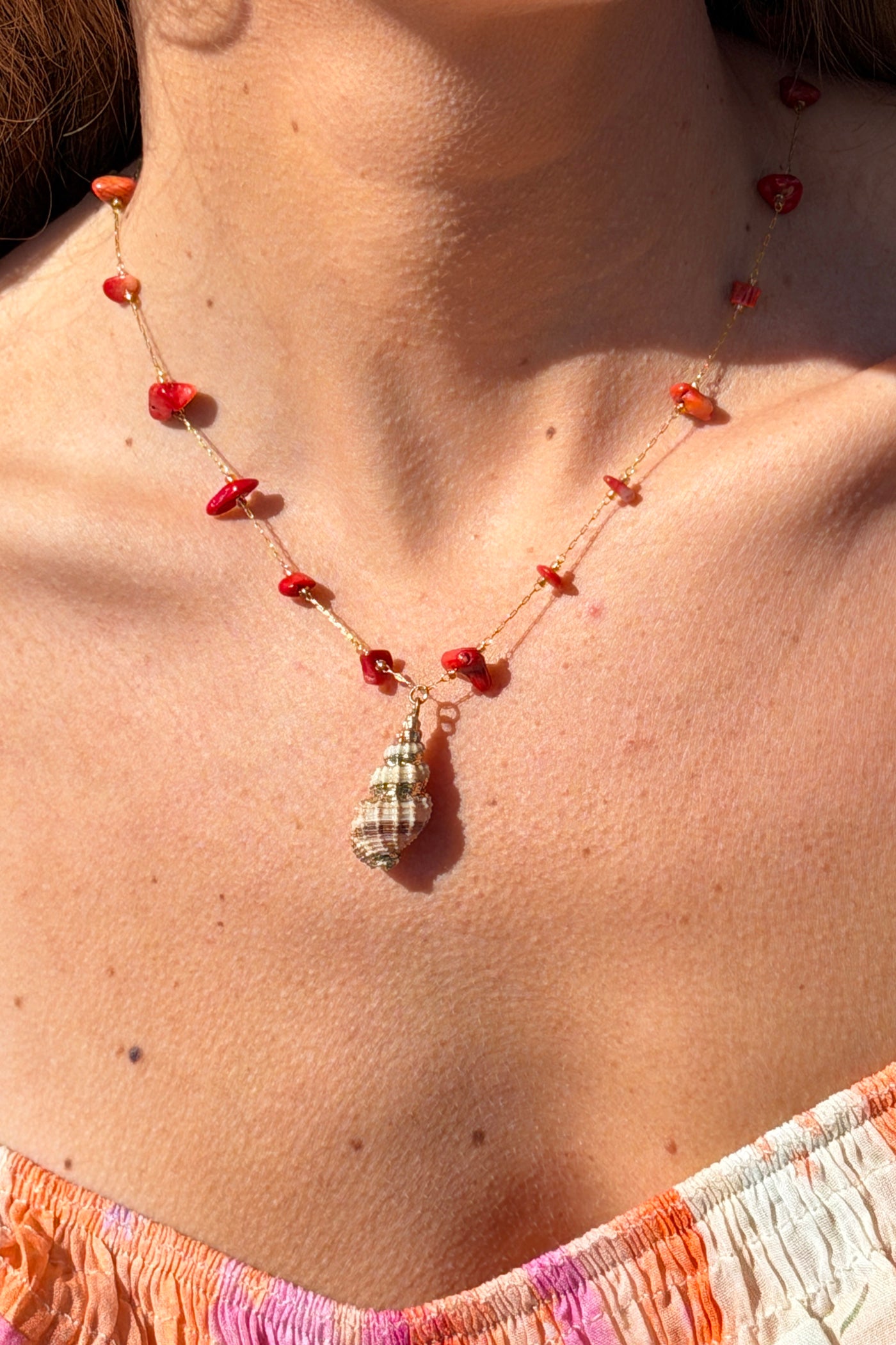 Collier petite chaine dorée et pierre résine corail pendentif coquillage