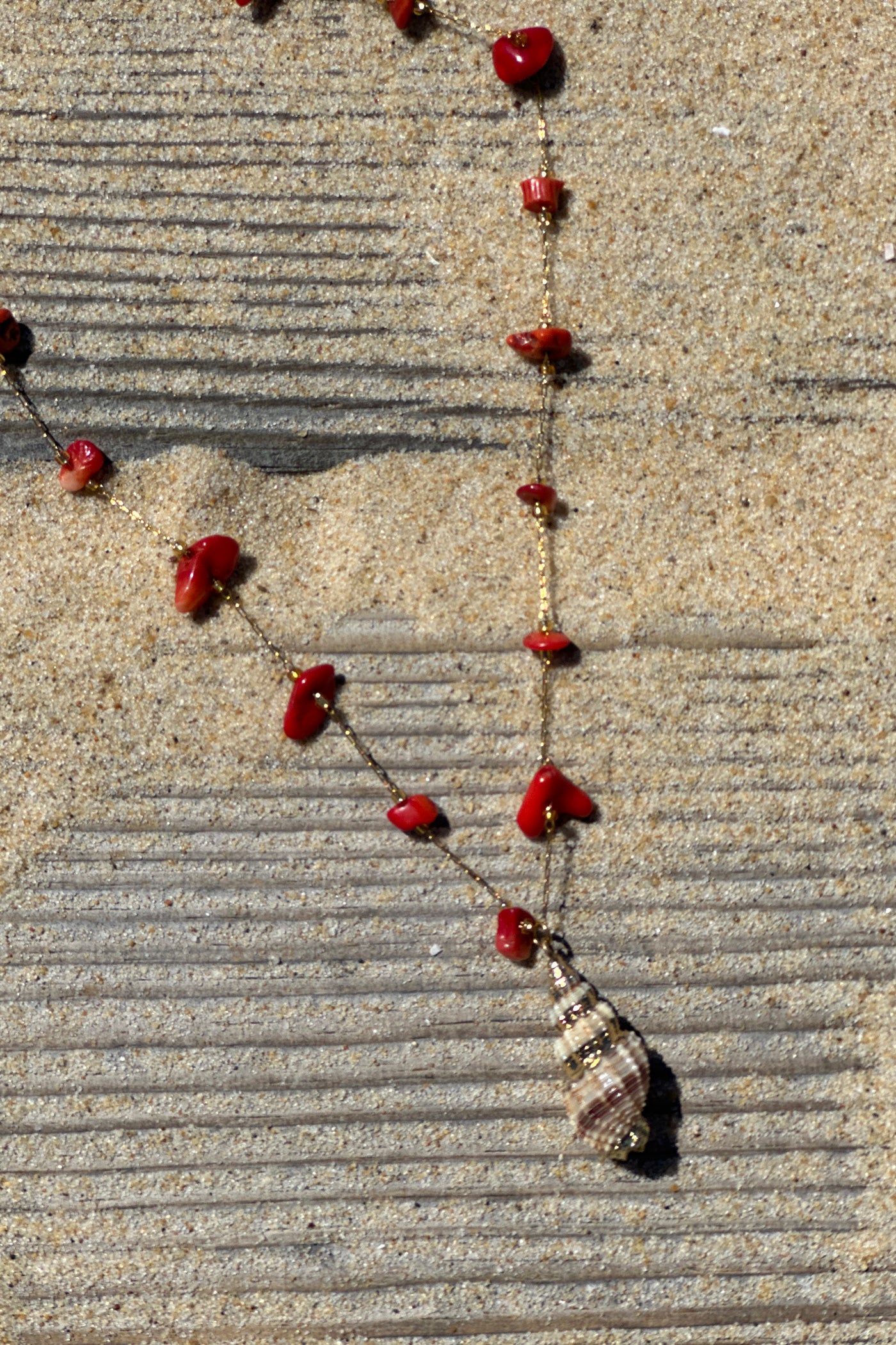 Collier petite chaine dorée et pierre résine corail pendentif coquillage