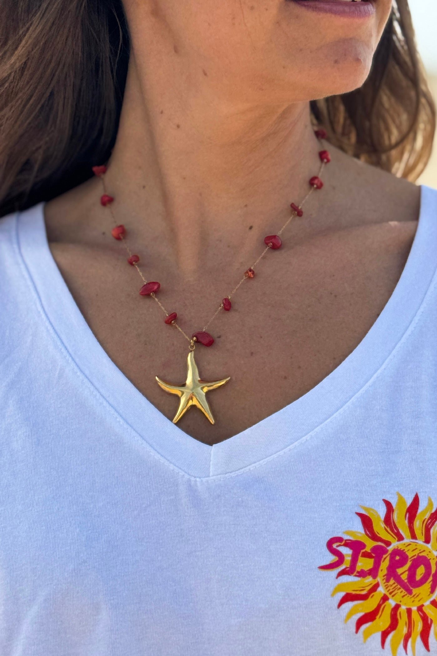 Collier petite chaine dorée et pierre résine corail pendentif étoile