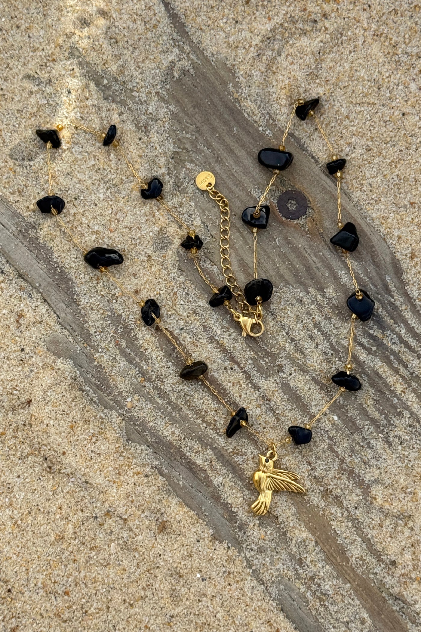 Collier petite chaine dorée et pierre résine noire pendentif oiseau
