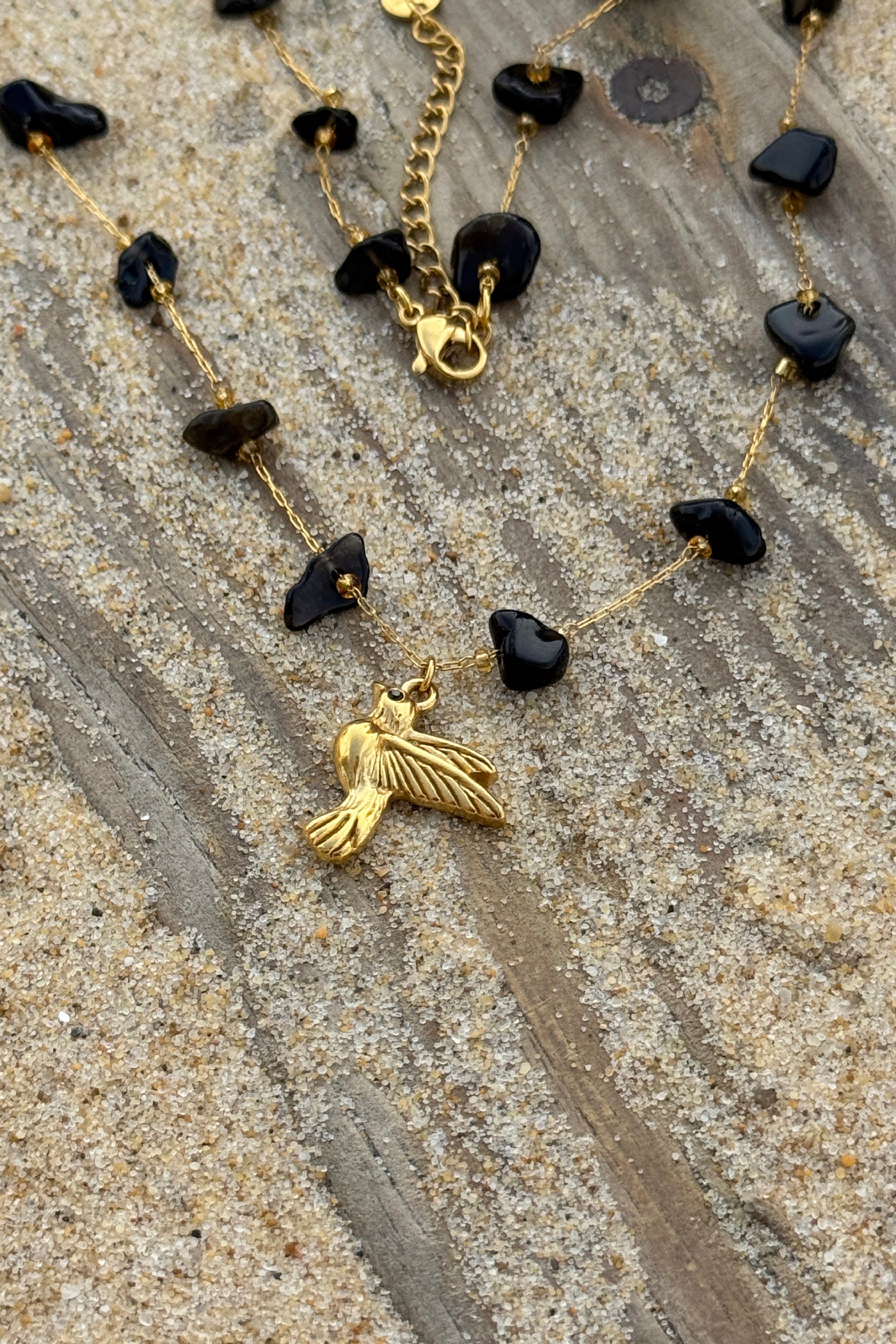 Collier petite chaine dorée et pierre résine noire pendentif oiseau