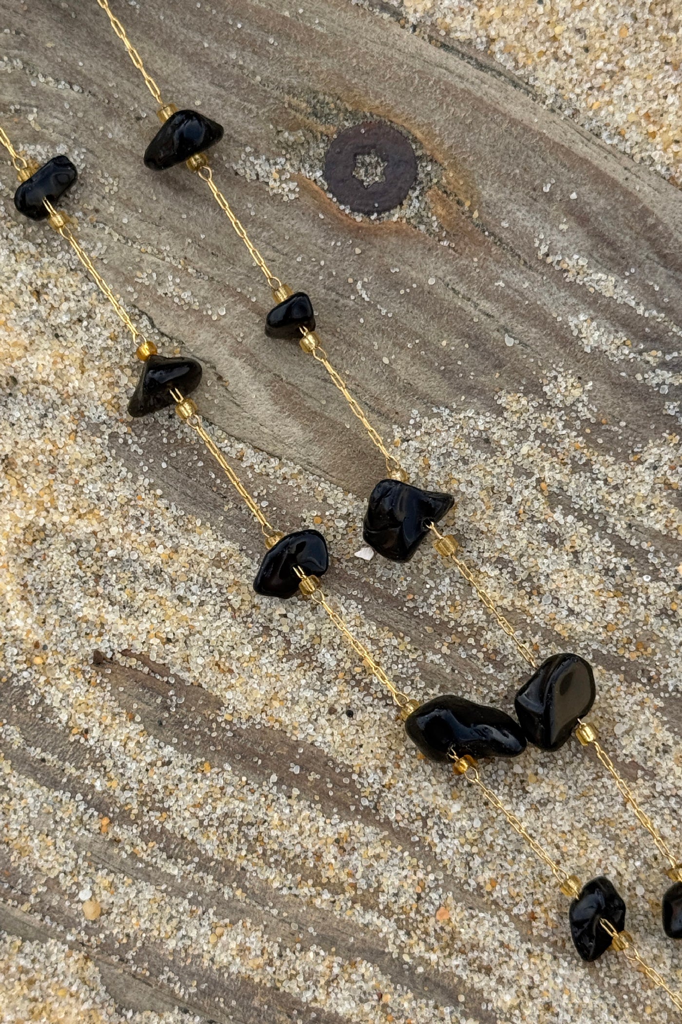 Collier petite chaine dorée et pierre résine noire pendentif oiseau