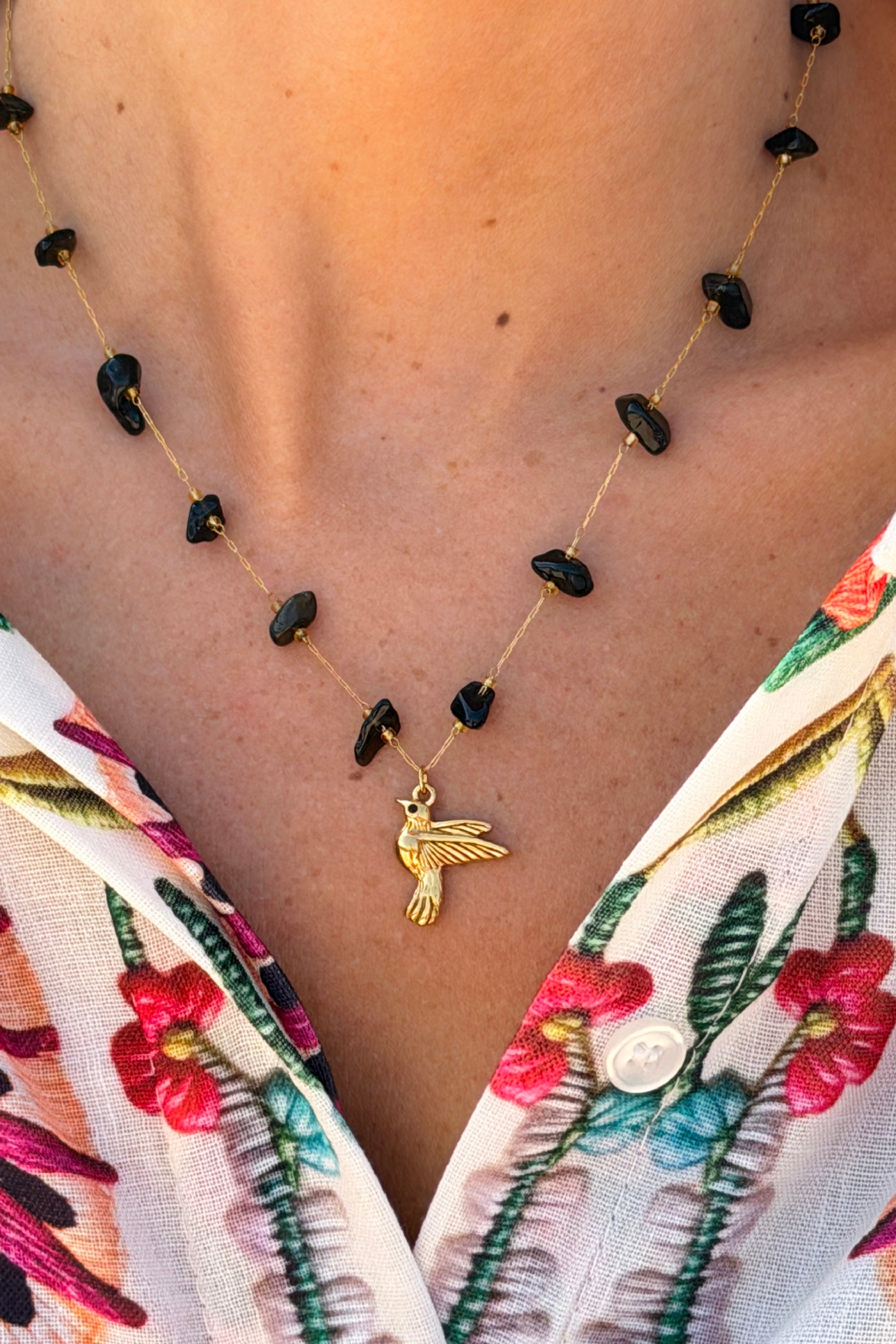 Collier petite chaine dorée et pierre résine noire pendentif oiseau
