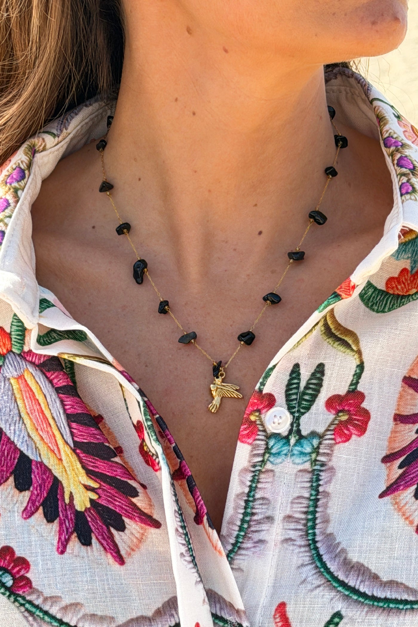 Collier petite chaine dorée et pierre résine noire pendentif oiseau
