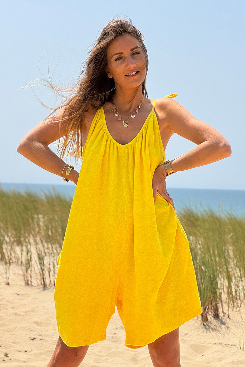 Mono holgado de rizo amarillo con tirantes