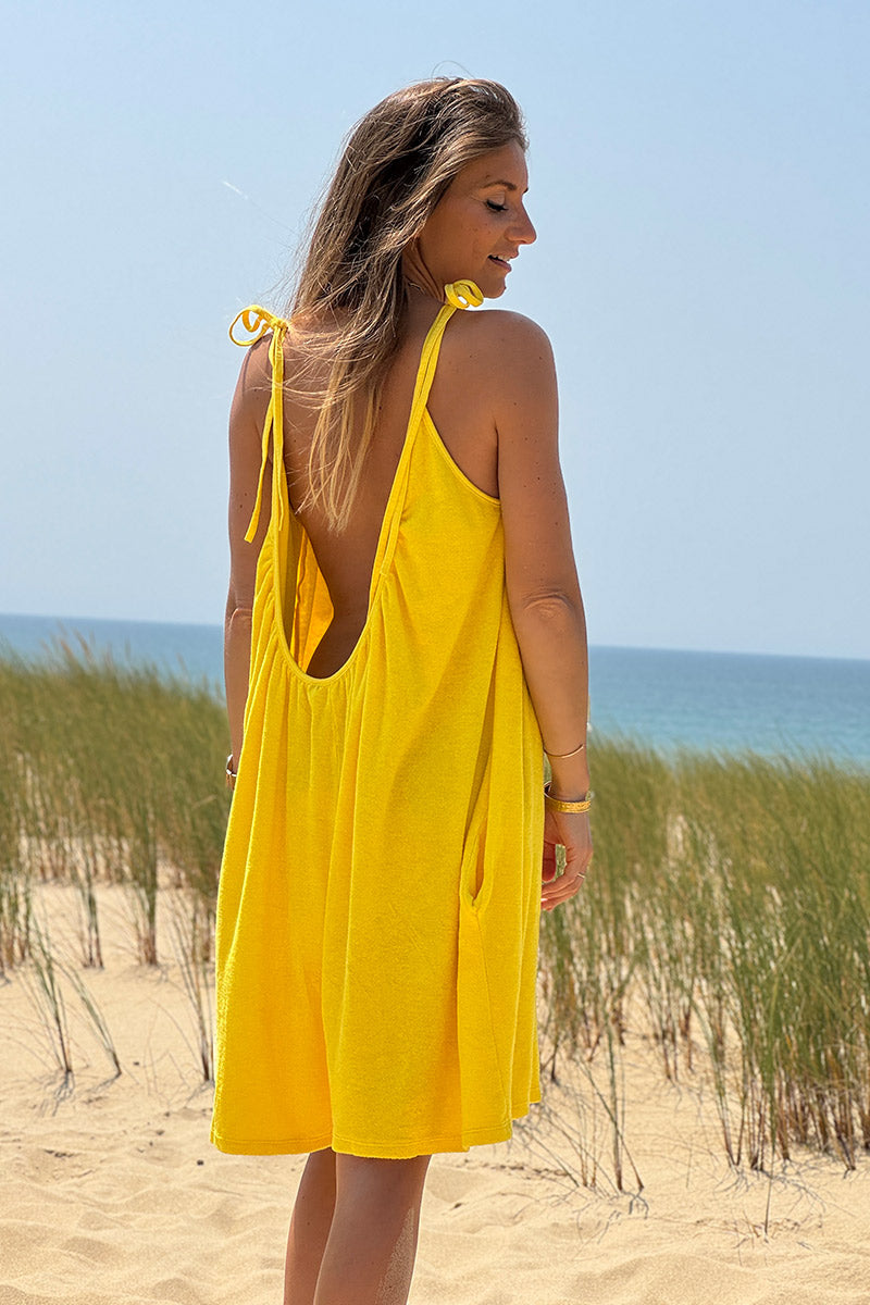 Mono holgado de rizo amarillo con tirantes