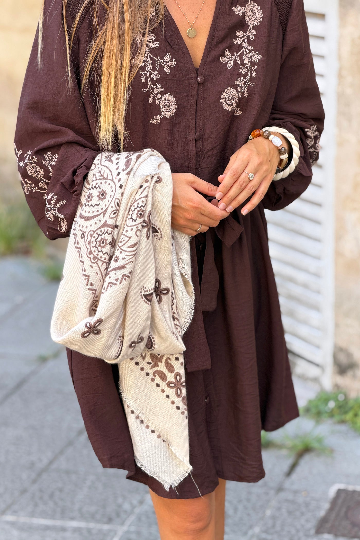 Écharpe beige douce imprimé bandana à finitions franges