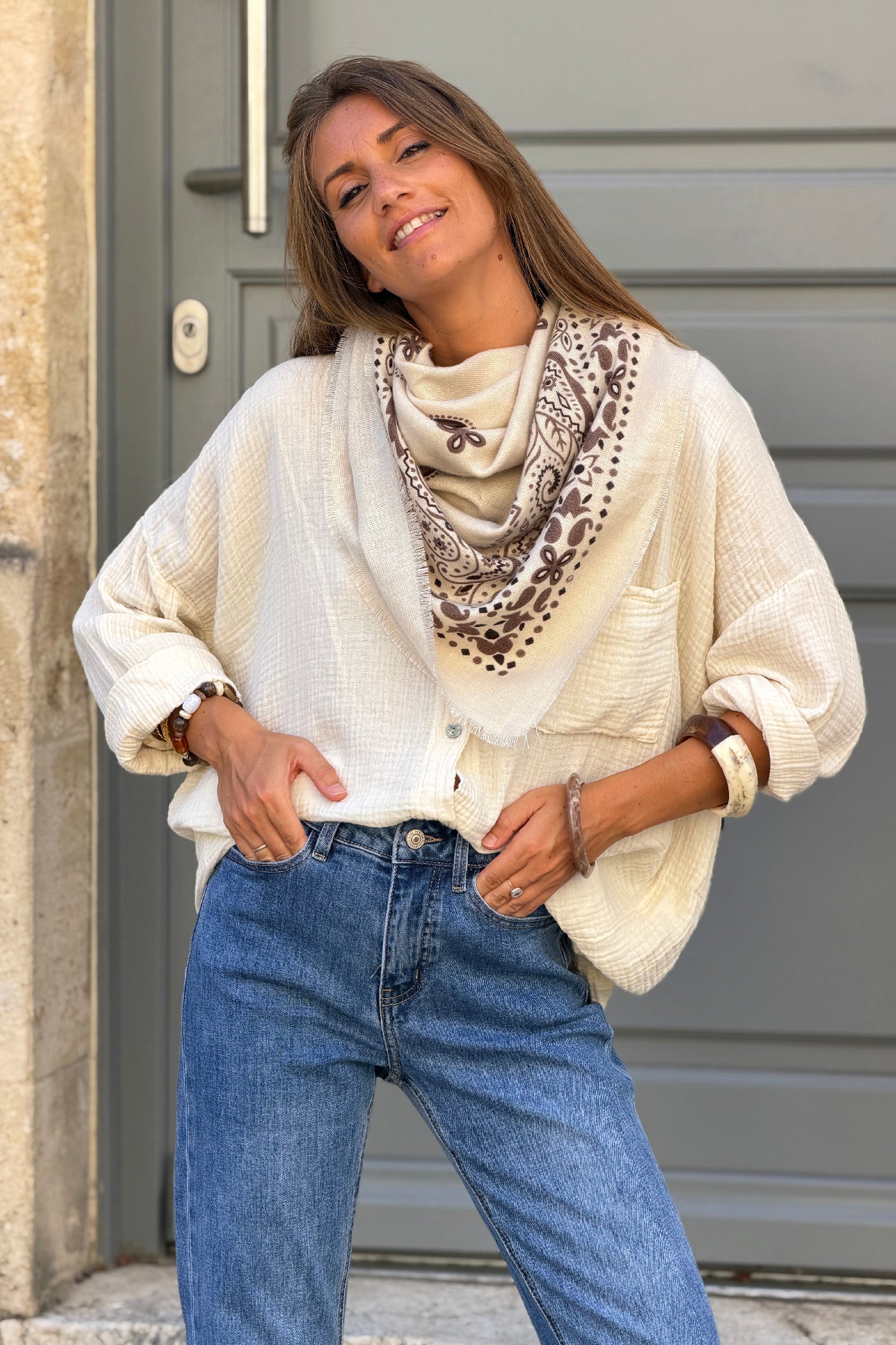 Écharpe beige douce imprimé bandana à finitions franges