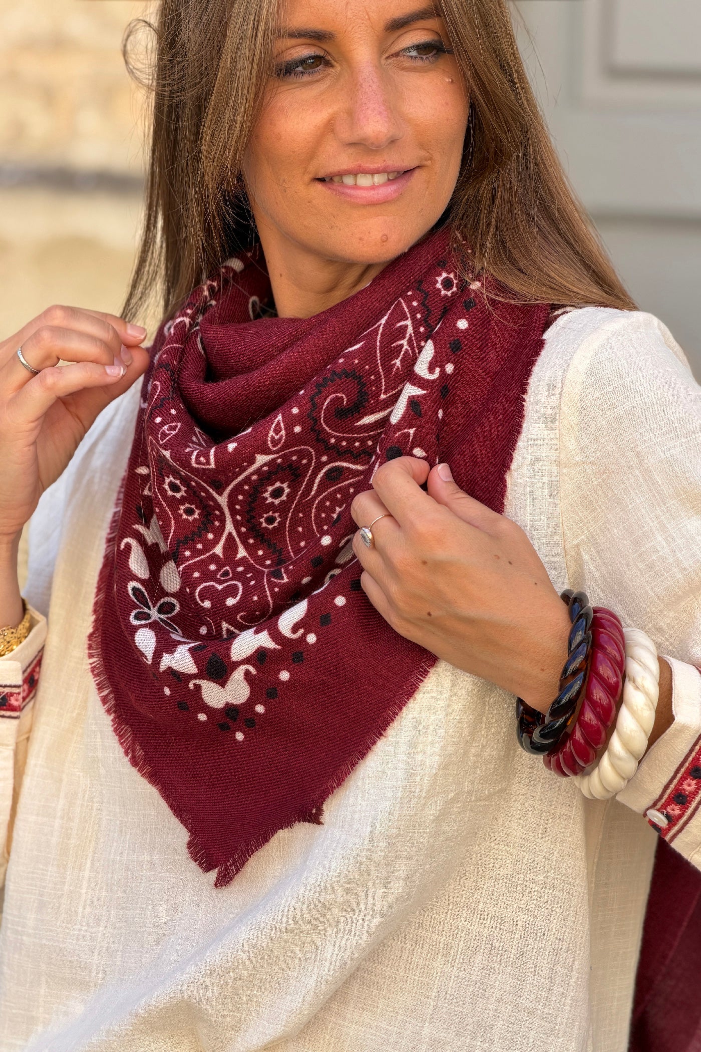 Écharpe bordeaux aubergine douce imprimé bandana à finitions franges