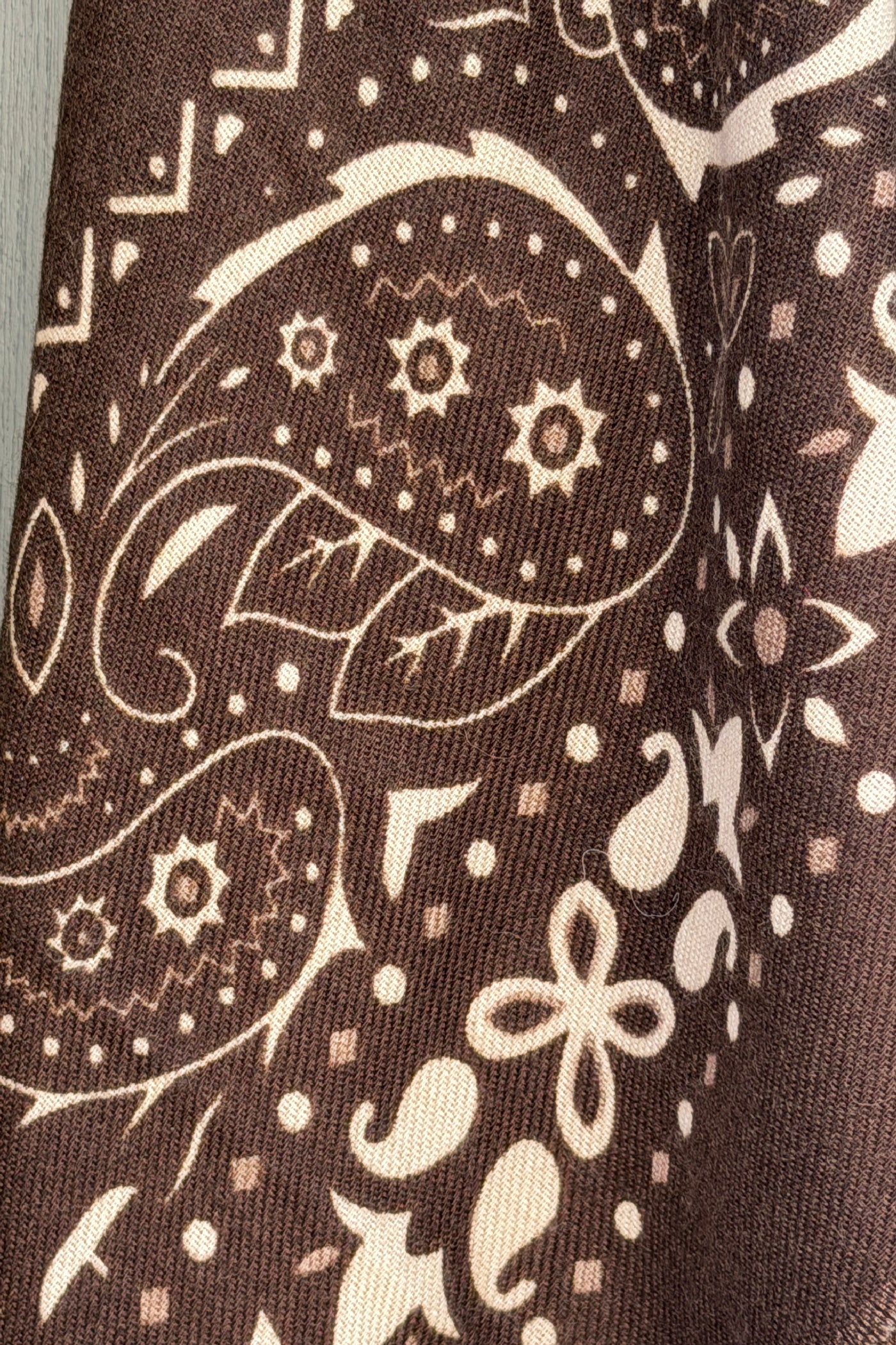 Écharpe marron douce imprimé bandana à finitions franges