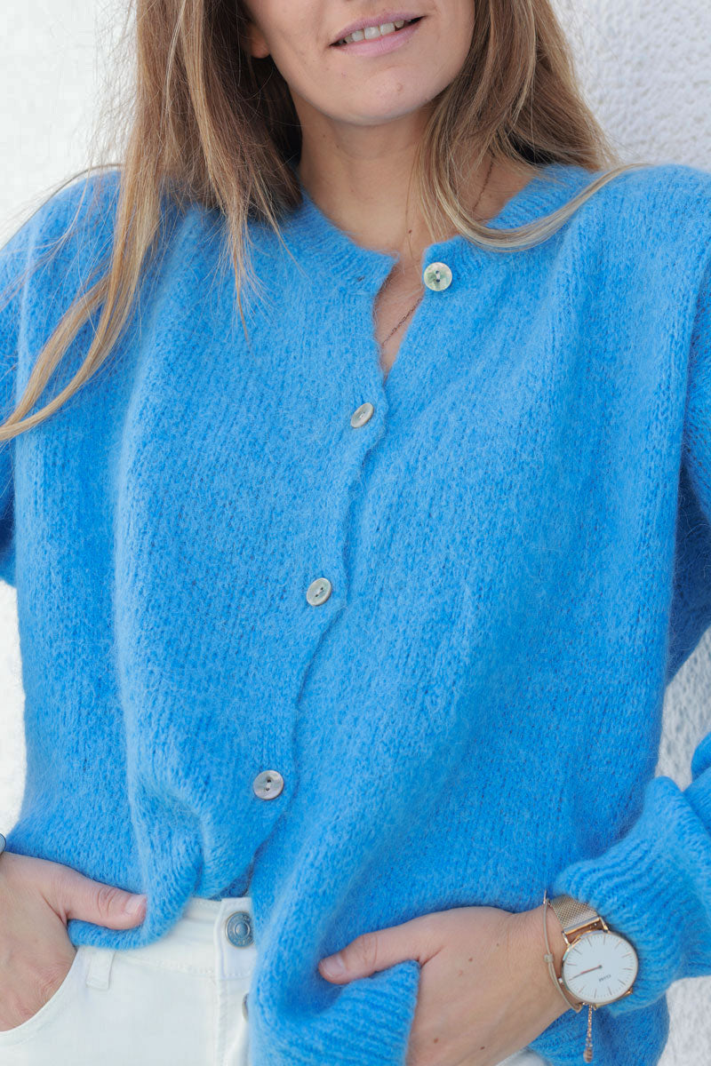 Cardigan jean azul en punto baby alpaca con botones nacarados, cuello redondo