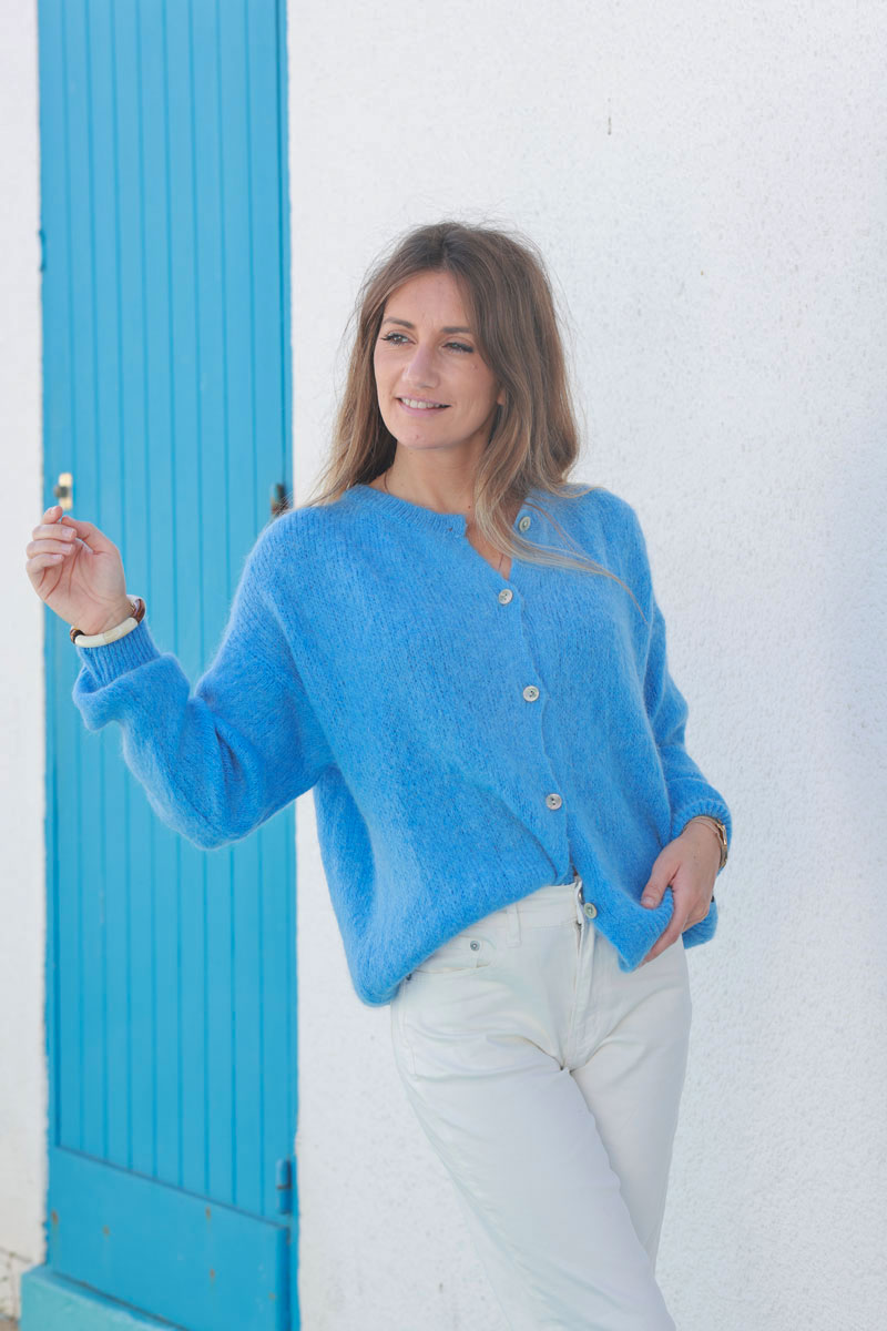 Cardigan jean azul en punto baby alpaca con botones nacarados, cuello redondo