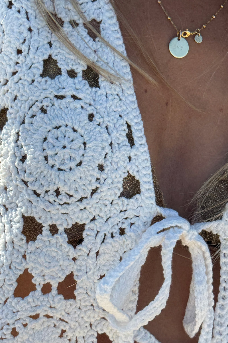 Gilet court sans manches blanc cassé en crochet fermeture petits liens