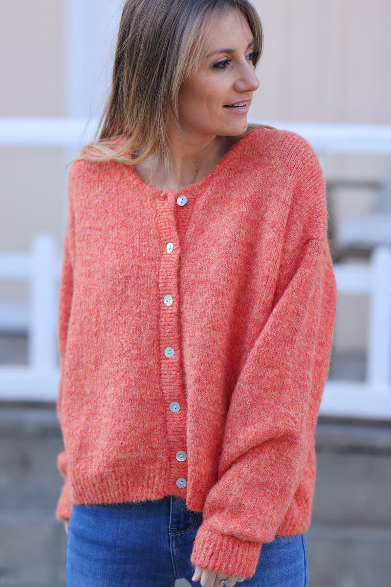 Gilet douillet orange sanguine en maille col rond boutons nacrés