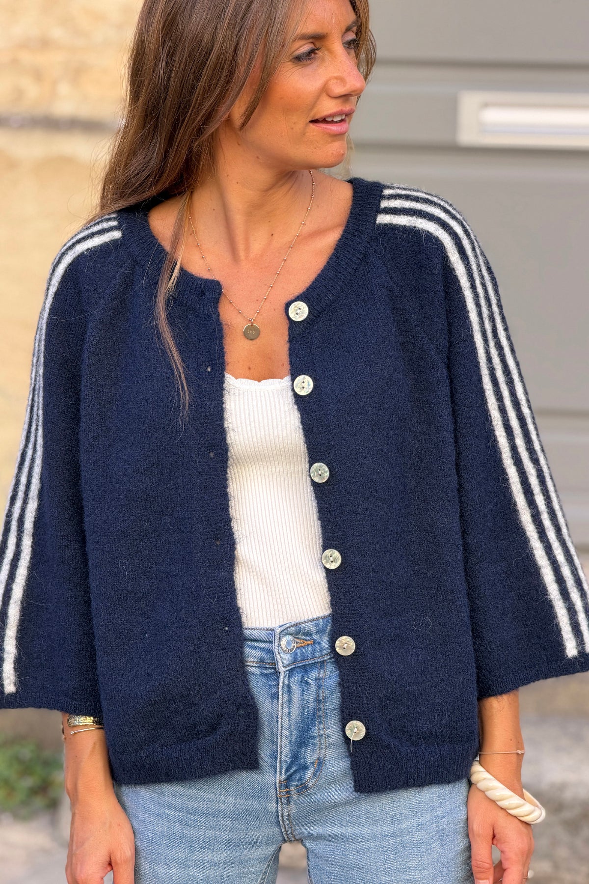 Gilet en maille bleu marine détails rayures et étoile écrue manches 3/4