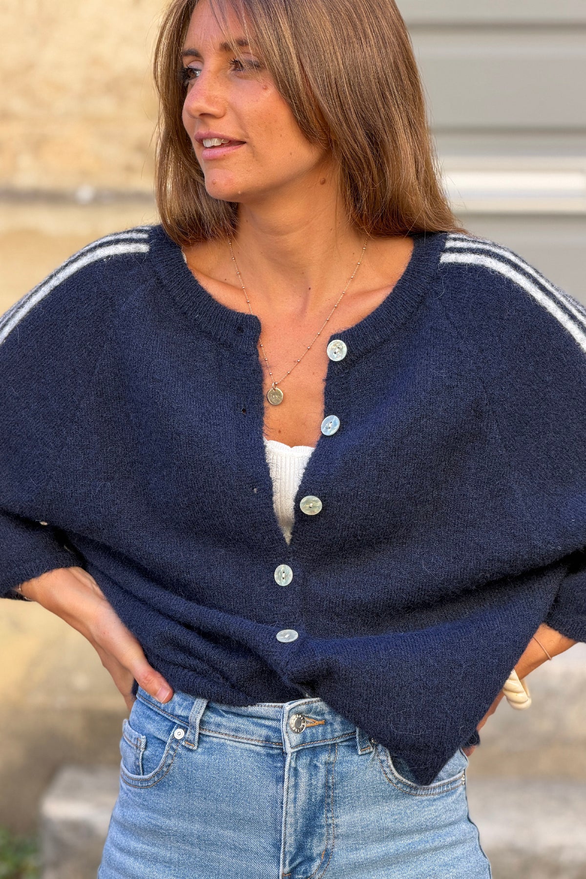 Gilet en maille bleu marine détails rayures et étoile écrue manches 3/4
