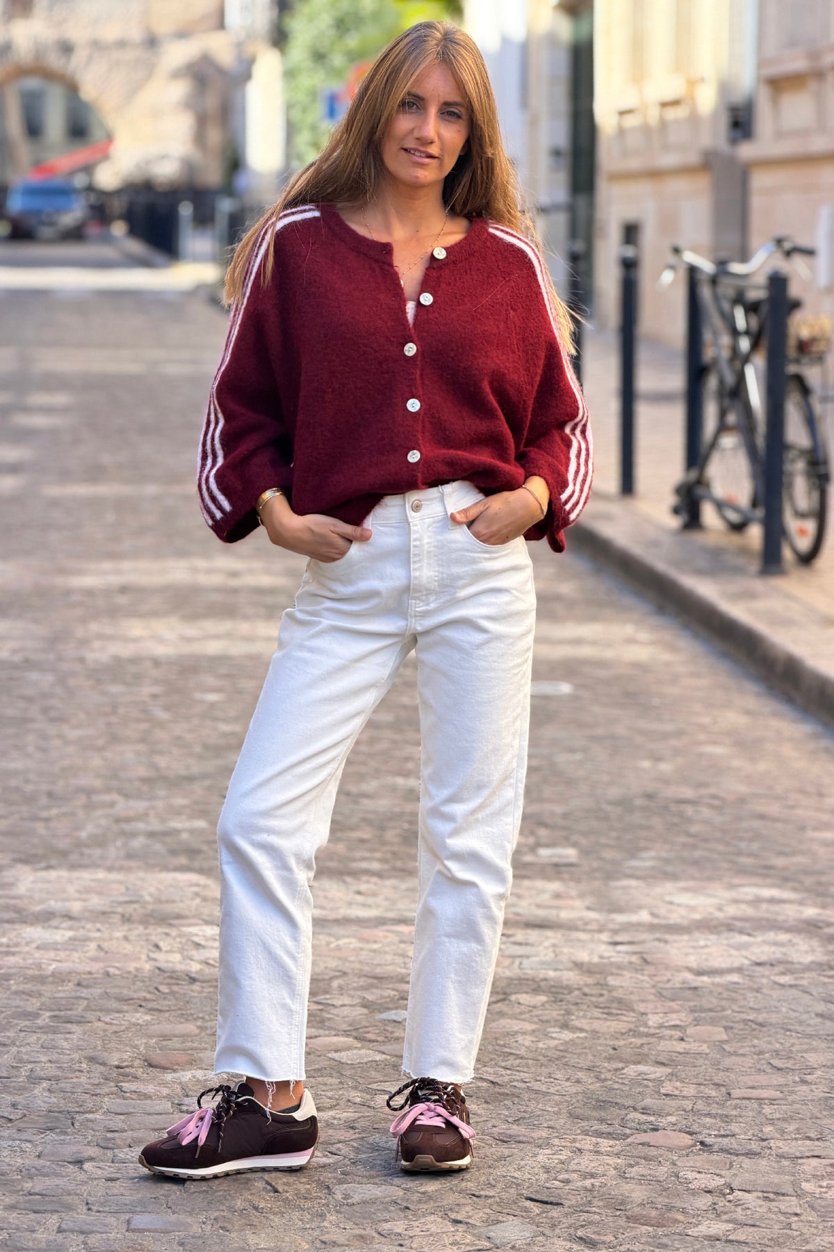 Gilet en maille bordeaux détails rayures et étoile écrue manches 3/4