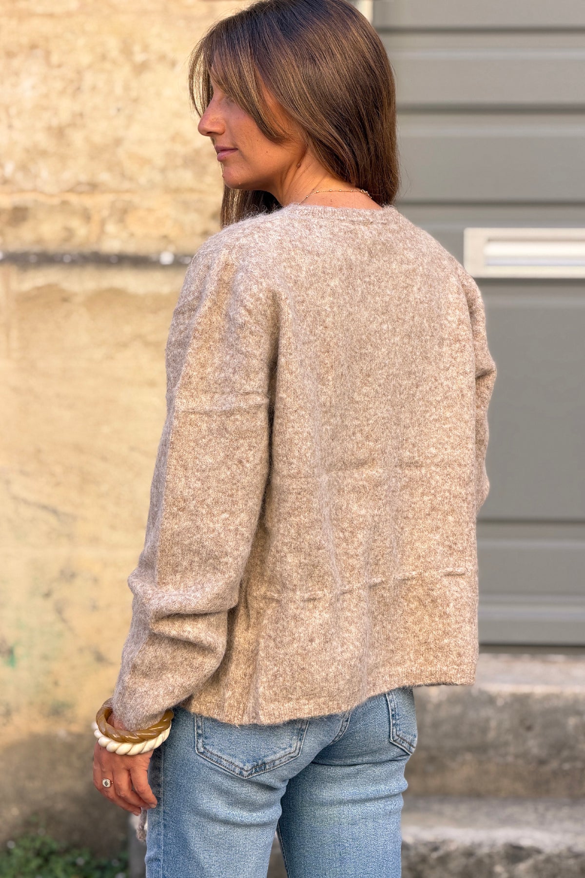Gilet en maille taupe chiné à boutons et lien à resserrer à la taille
