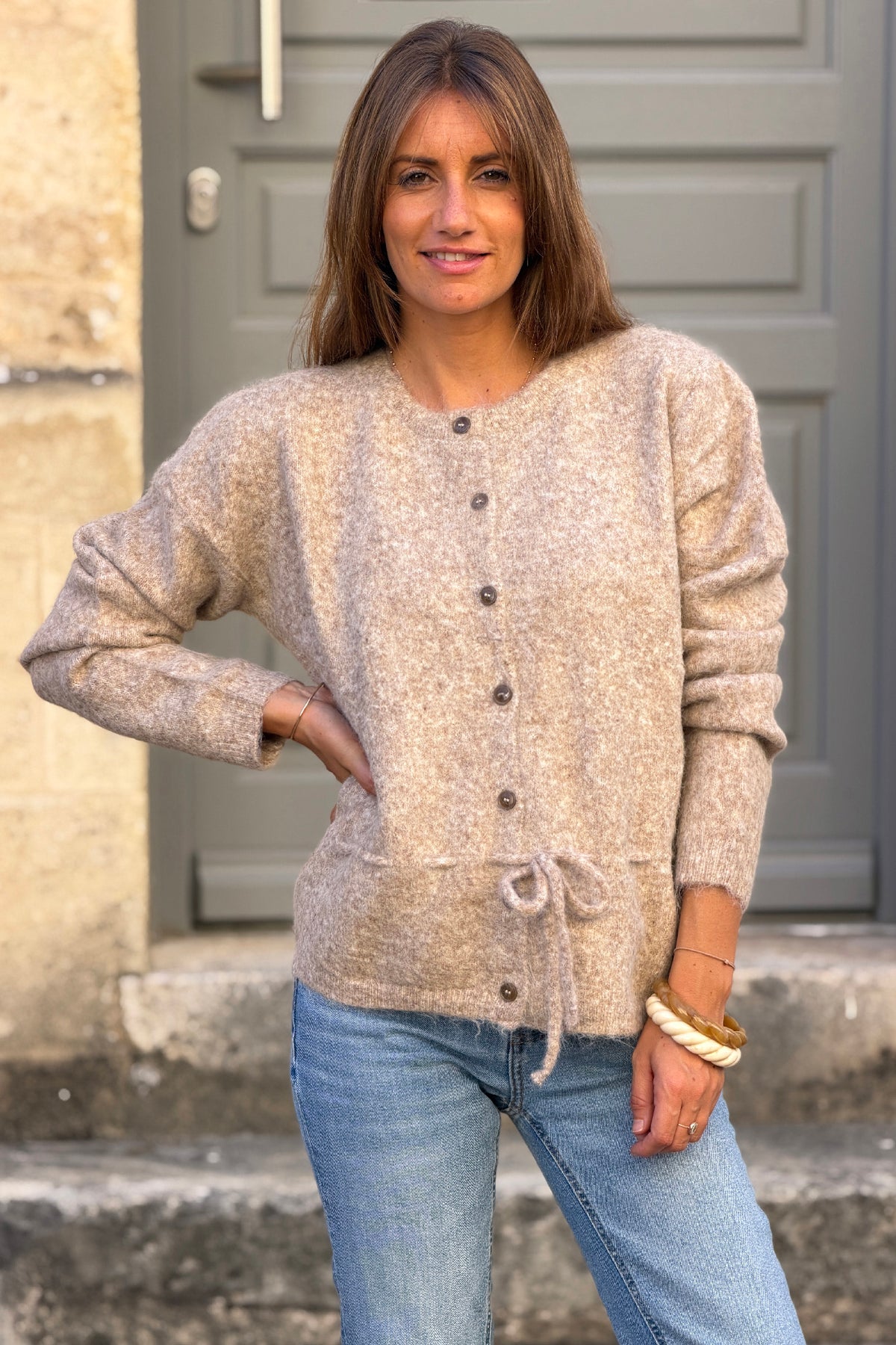 Gilet en maille taupe chiné à boutons et lien à resserrer à la taille