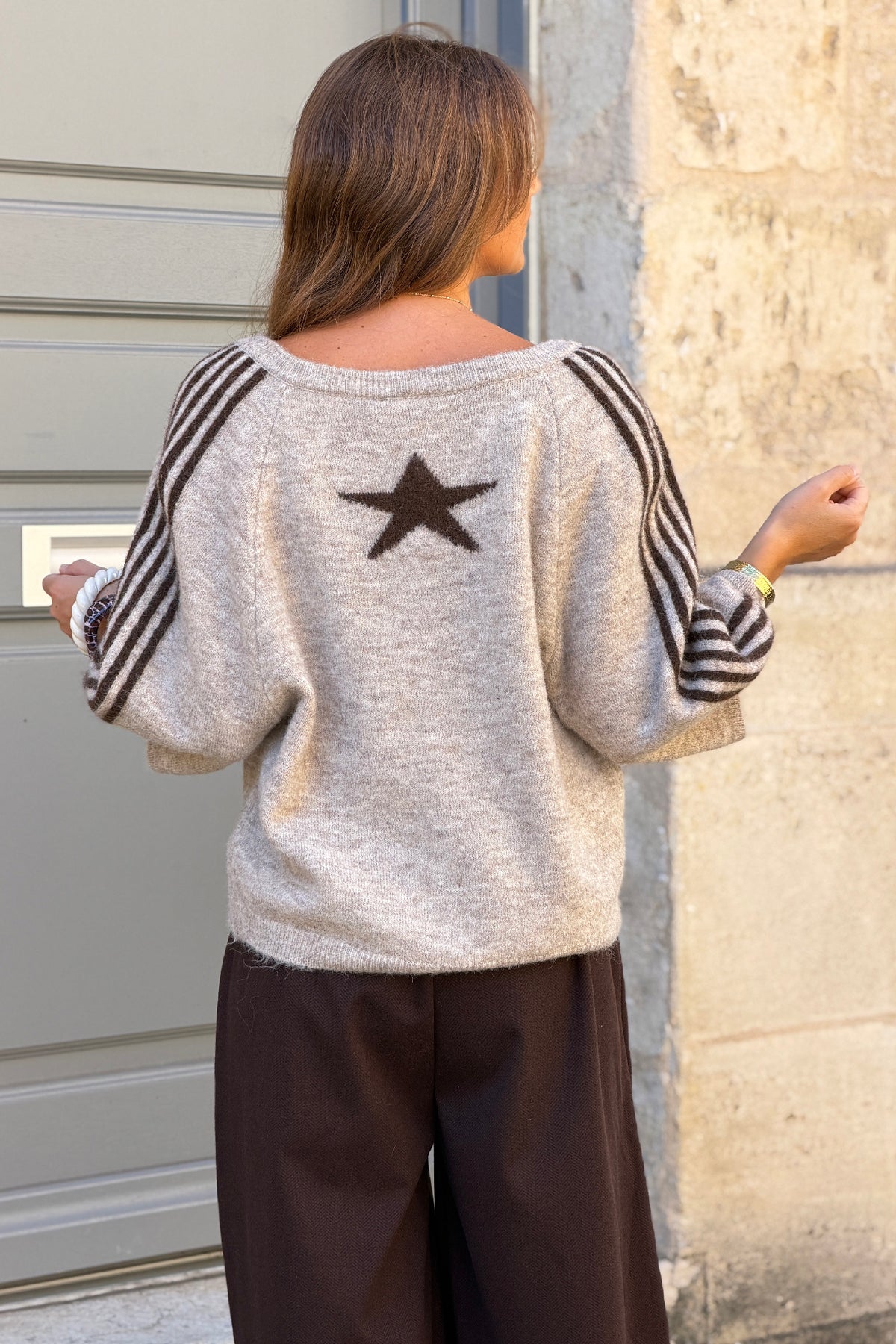 Gilet en maille taupe chiné détails rayures et étoile marron manches 3/4