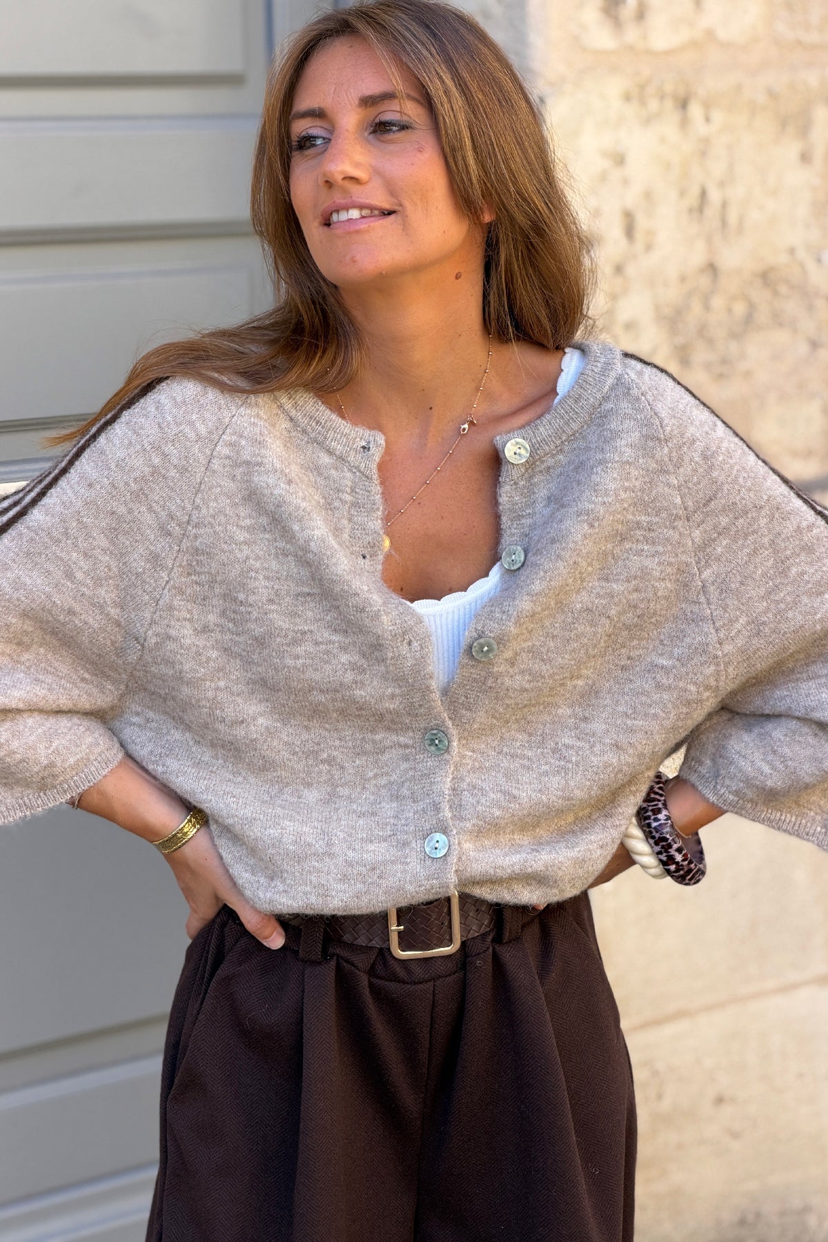 Gilet en maille taupe chiné détails rayures et étoile marron manches 3/4
