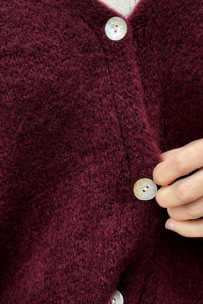Gilet large et loose aubergine sans manches en maille kid mohair avec boutons nacrés