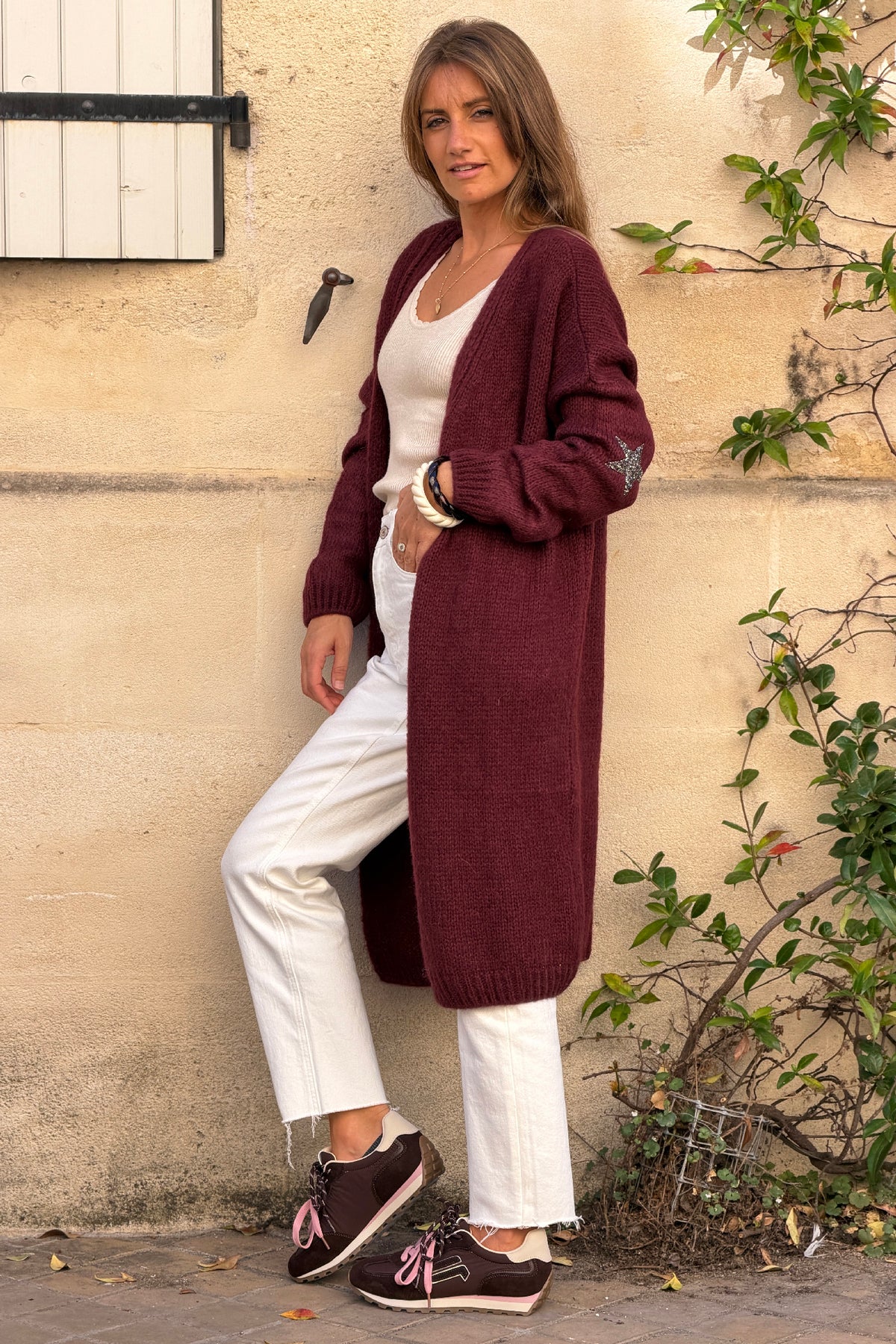 Gilet long droit aubergine en grosses mailles étoiles strass sur les manches