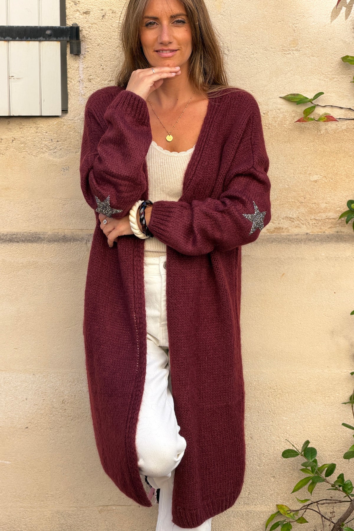 Gilet long droit aubergine en grosses mailles étoiles strass sur les manches