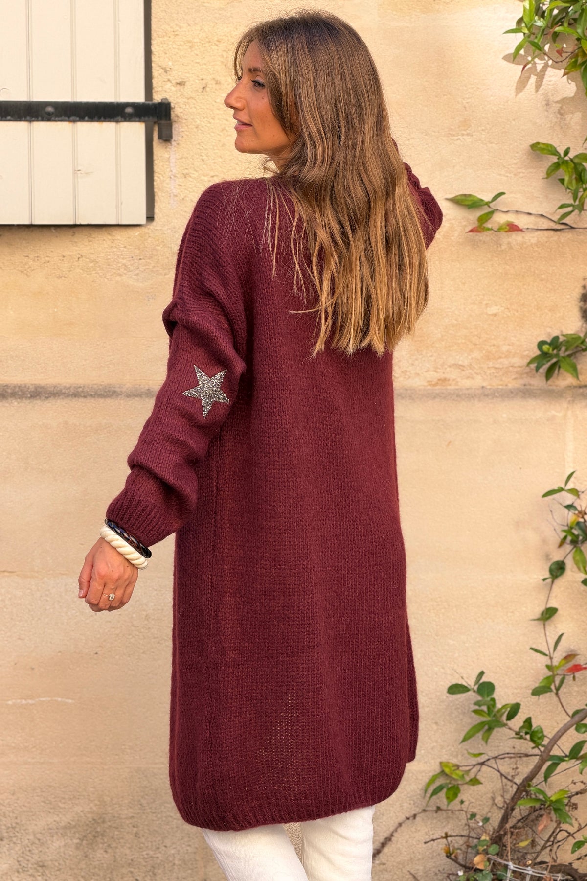 Gilet long droit aubergine en grosses mailles étoiles strass sur les manches