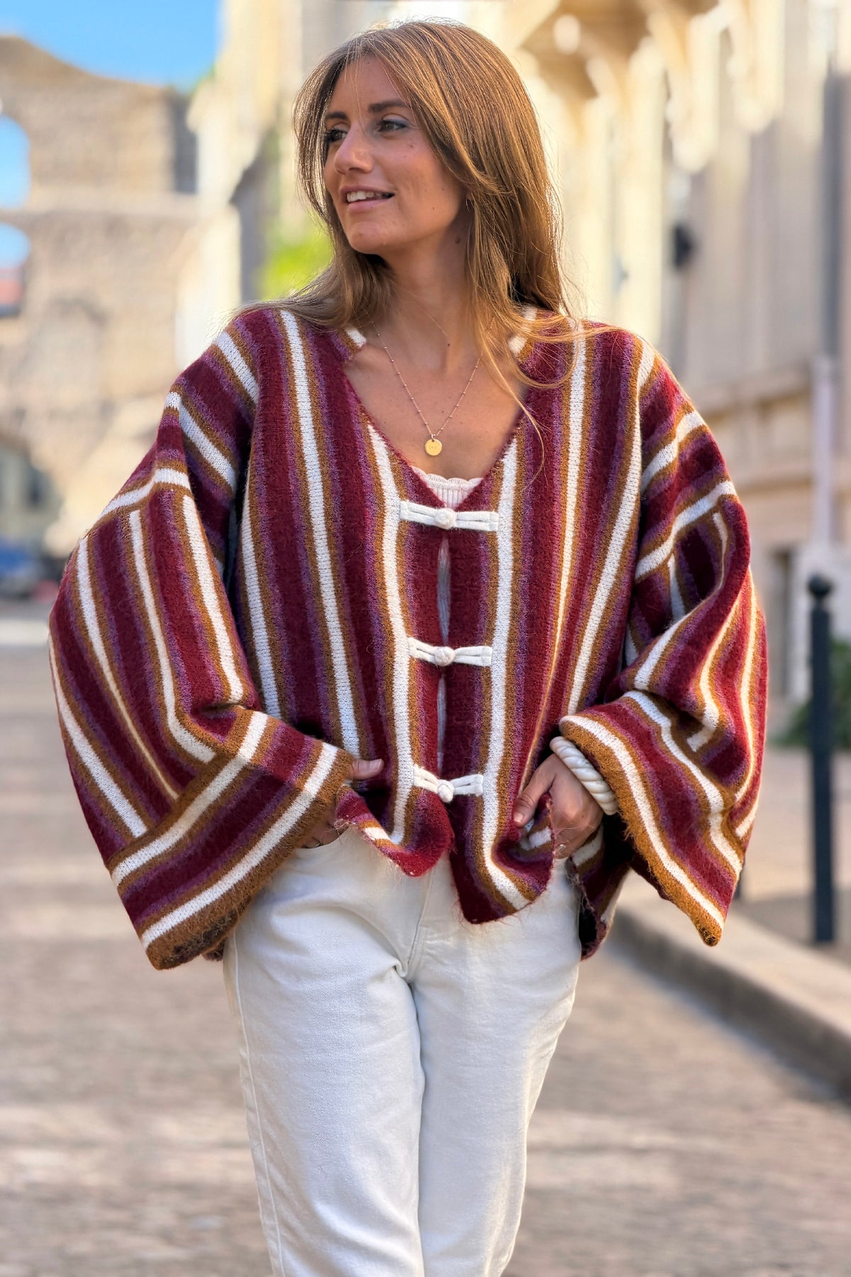 Gilet moelleux rayures bordeaux et camel fermeture nœuds style veste mexicaine